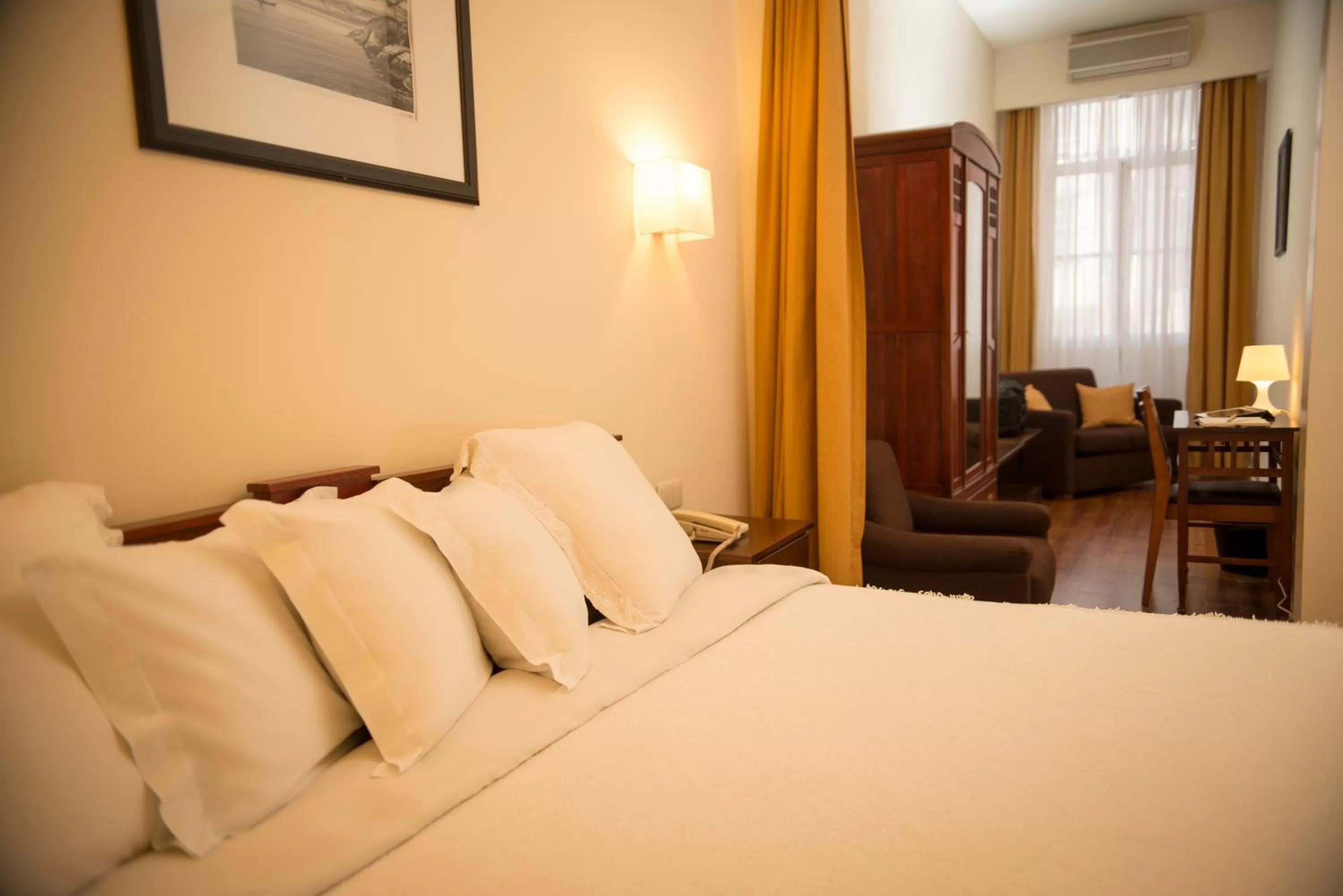 Superior Double Room (2 Adults + 1 Child) in Hotel Aliados
