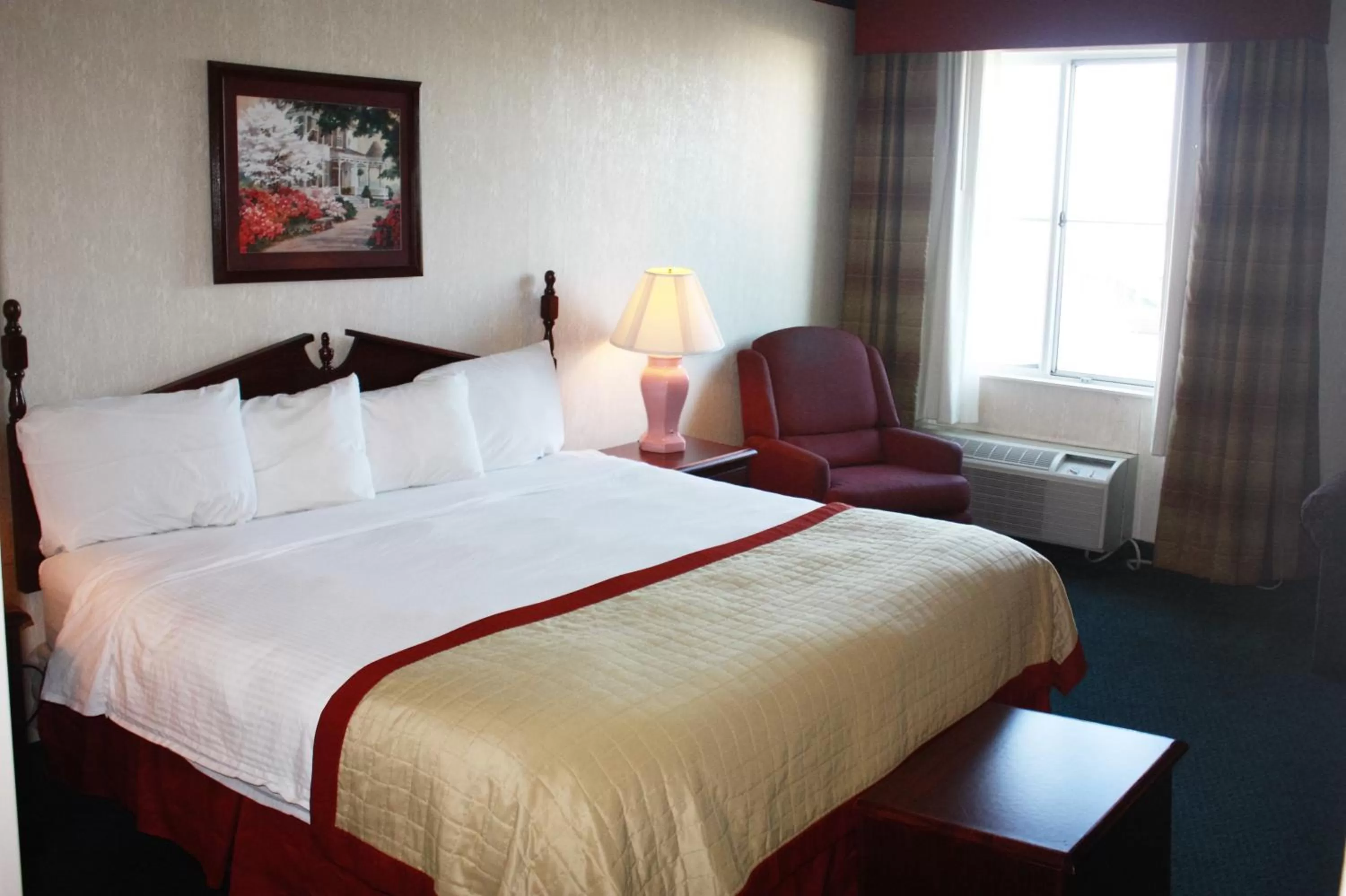 King Suite- Non-Smoking in Baymont by Wyndham Jonesboro