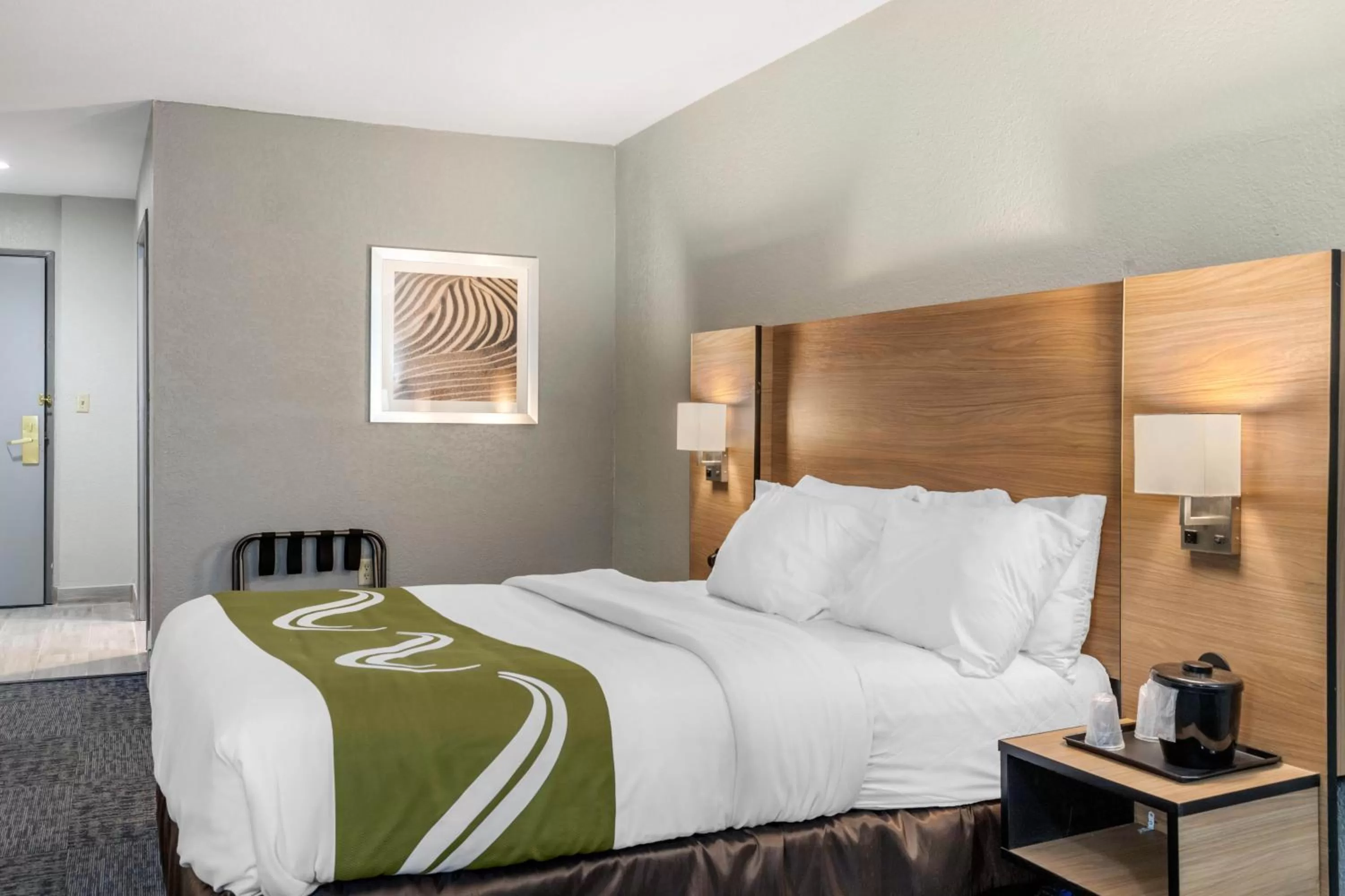 Queen Room - Accessible/Non-Smoking in Quality Inn Downtown - near Market Square