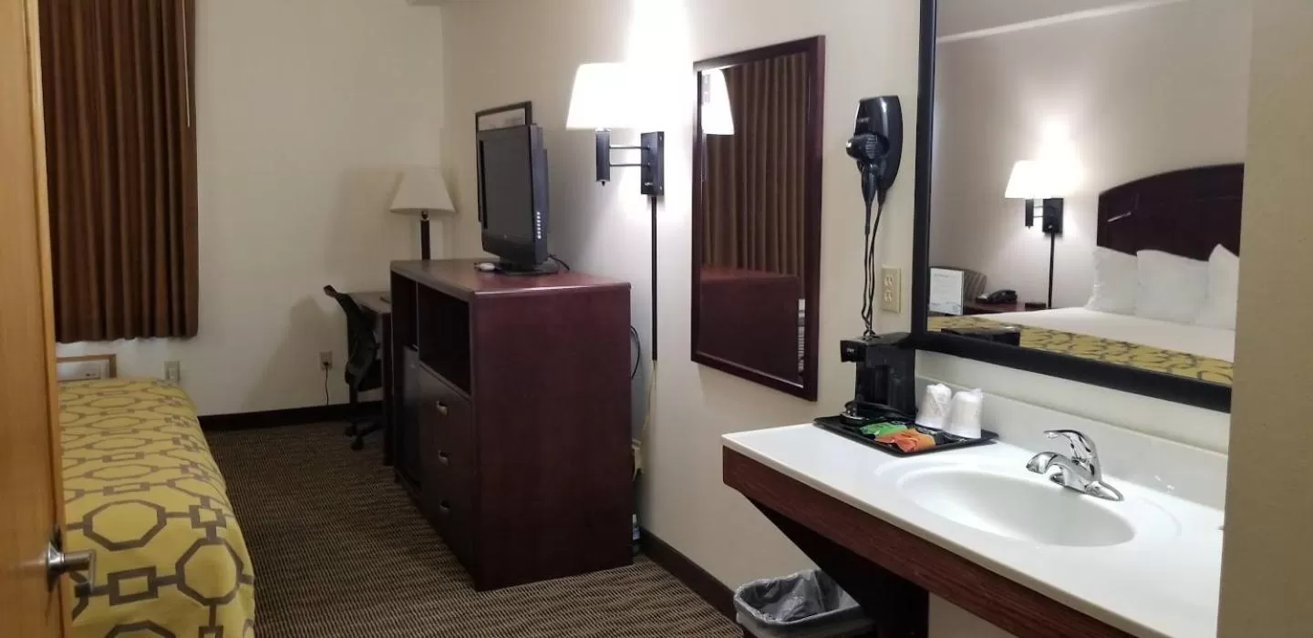 King Room - Mobility Access/Non-Smoking in Baymont by Wyndham Harlan