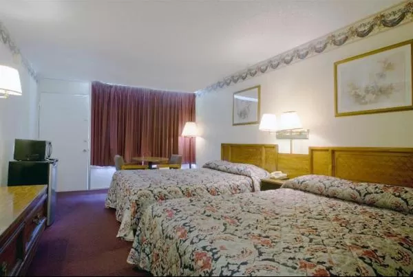 Queen Room with Two Queen Beds - Non-Smoking in Americas Best Value Inn Loudon Lenoir City