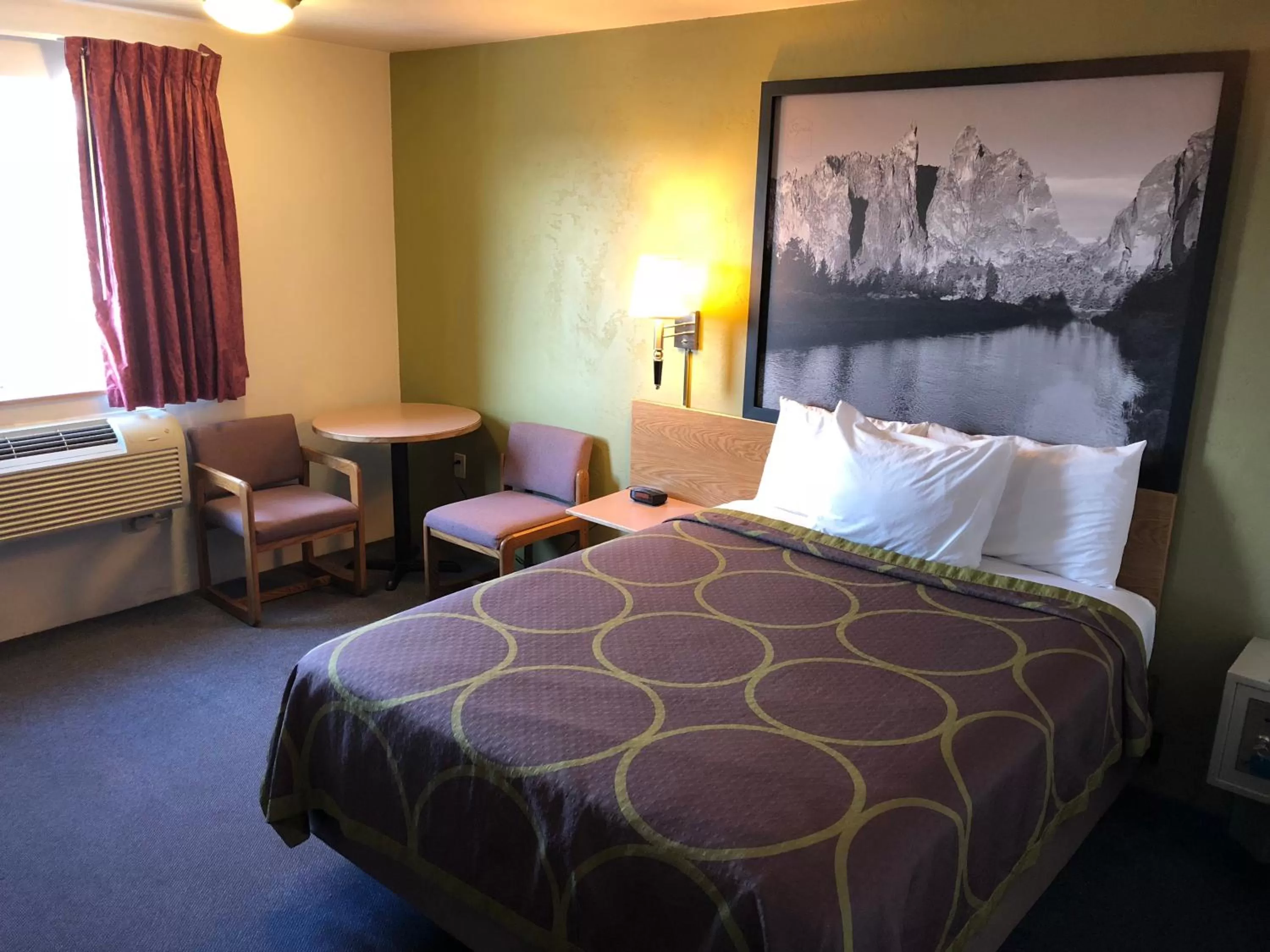 Queen Room - Non-Smoking in Super 8 by Wyndham Redmond