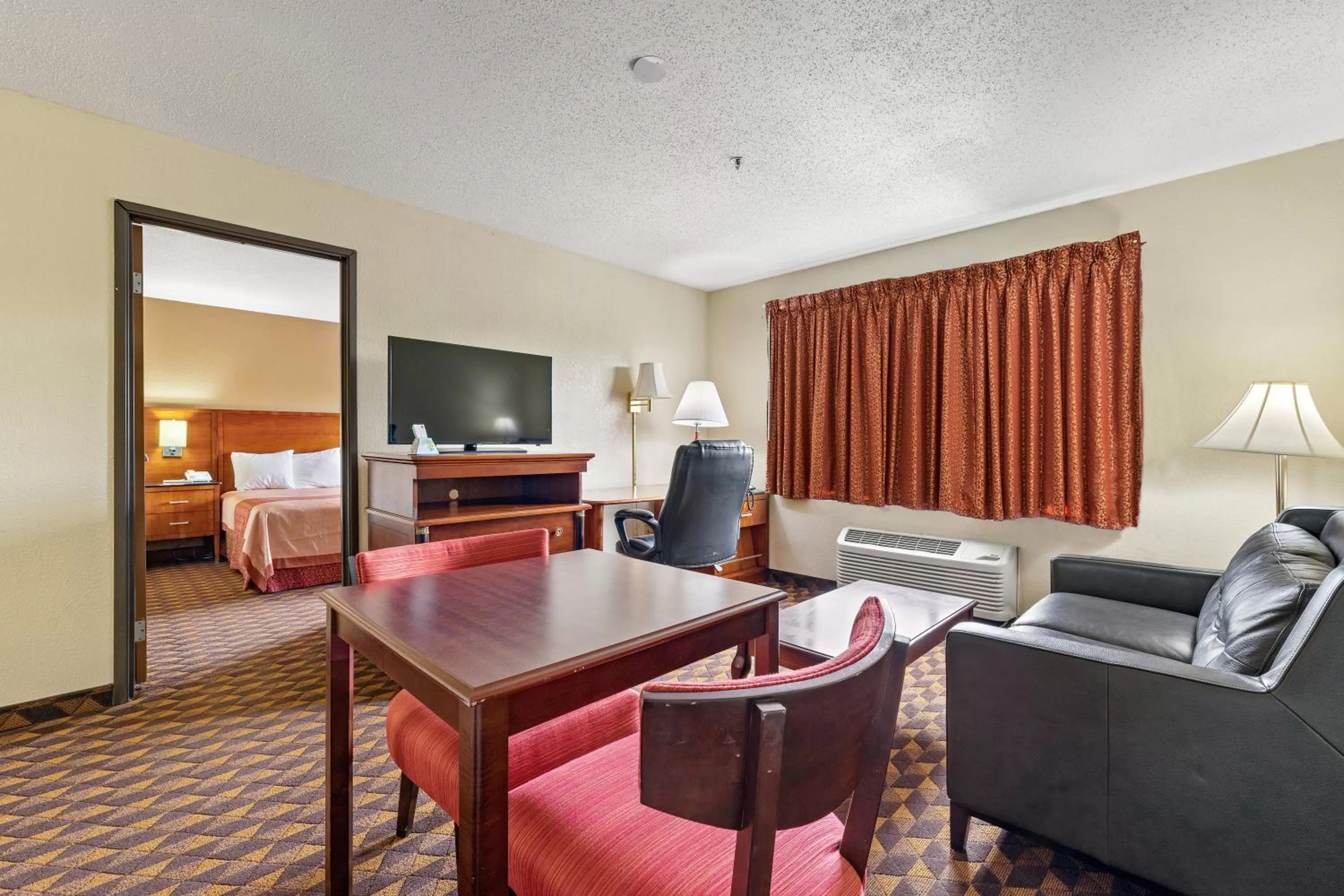 King Room with Spa Bath - Non-Smoking in Geneva Motel