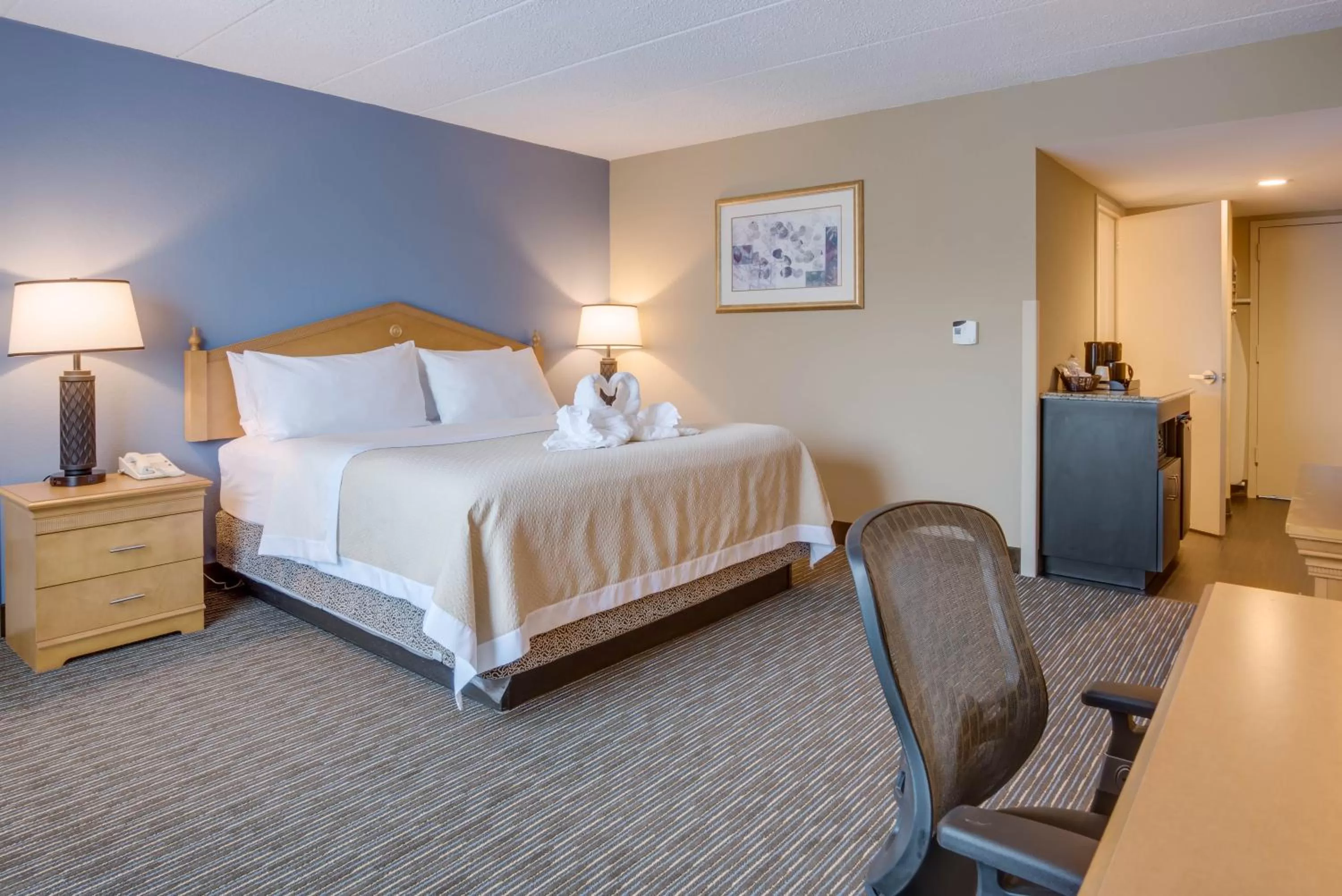King Suite - Non-Smoking in Days Hotel by Wyndham Toms River Jersey Shore