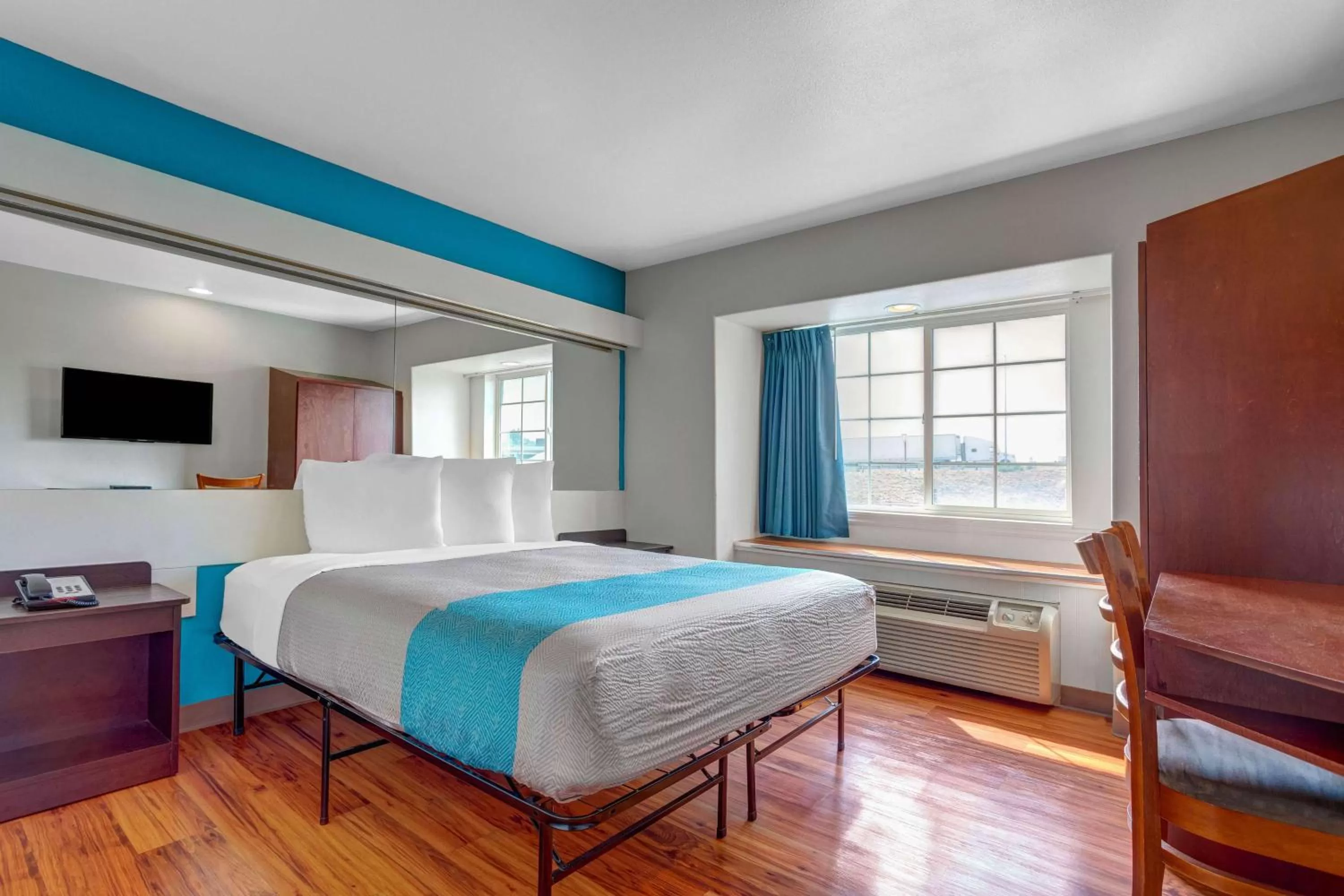 Queen Suite - Non-Smoking in Motel 6-Idaho Falls, ID - Snake River