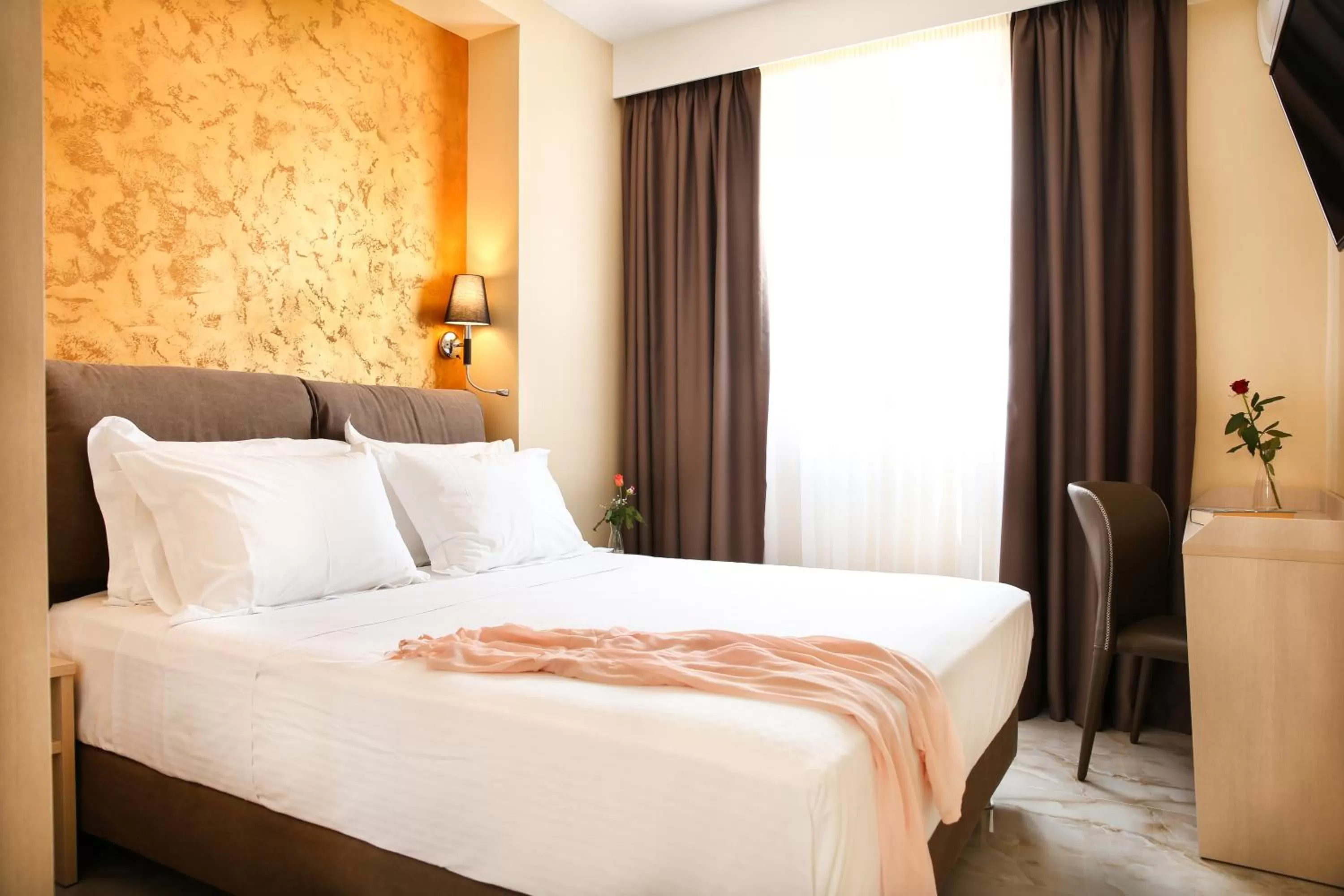 Penthouse Room with Balcony and Hot Tub  in Athens Starlight Hotel