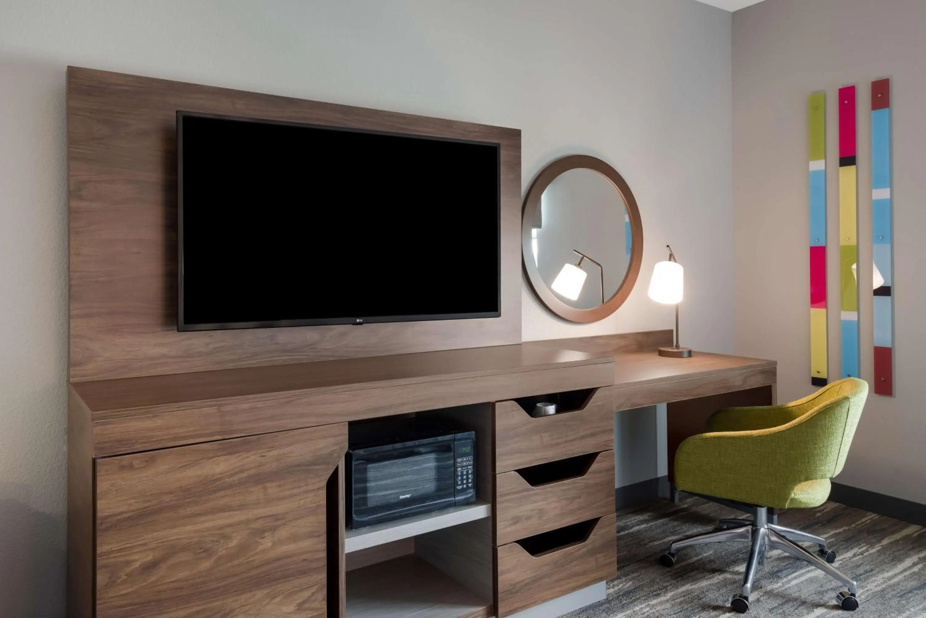 Queen Room with Two Queen Beds and Bath Tub - Mobility Access in Hampton Inn Concord