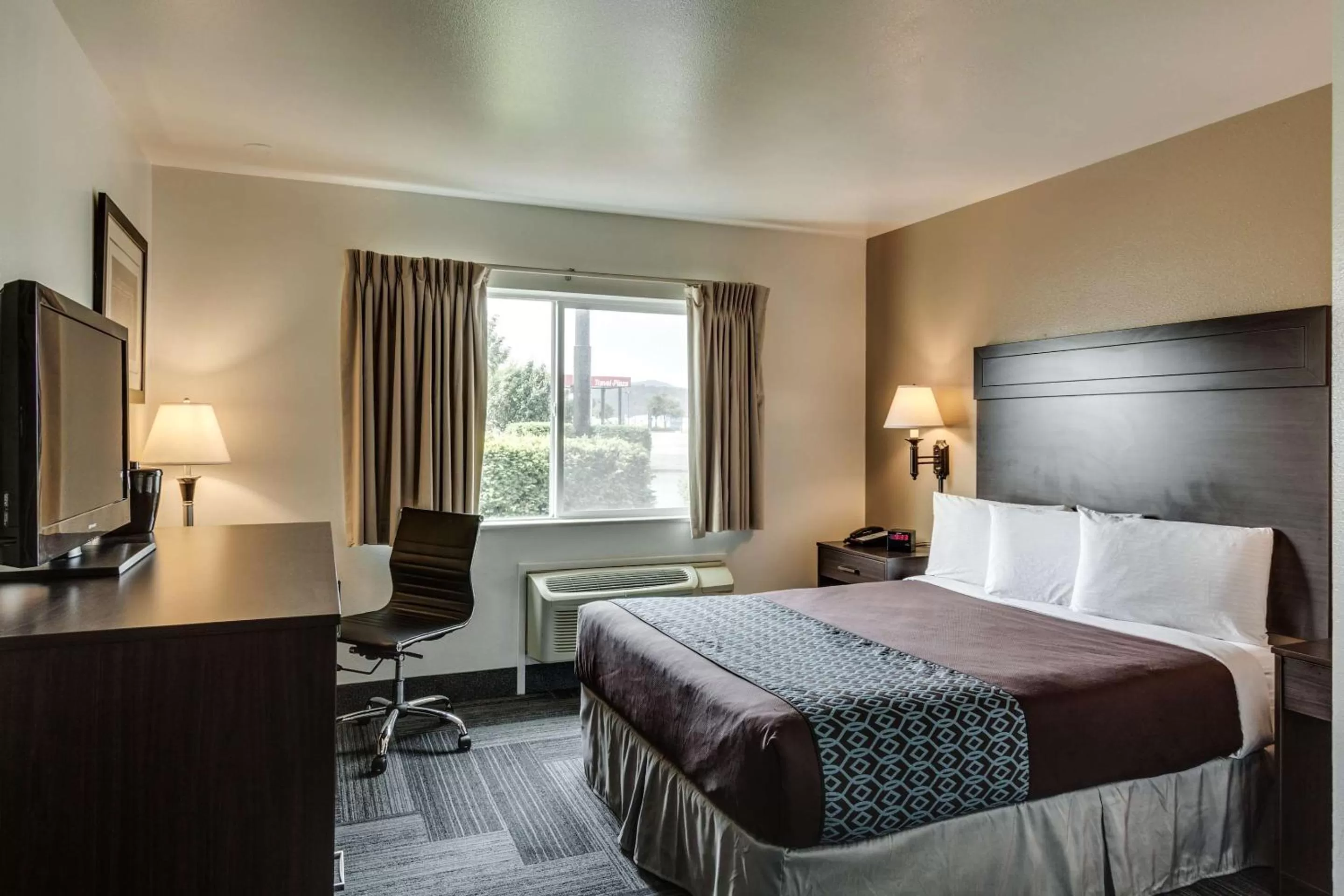 Queen Room - Pet Friendly in SureStay Plus Hotel by Best Western Post Falls