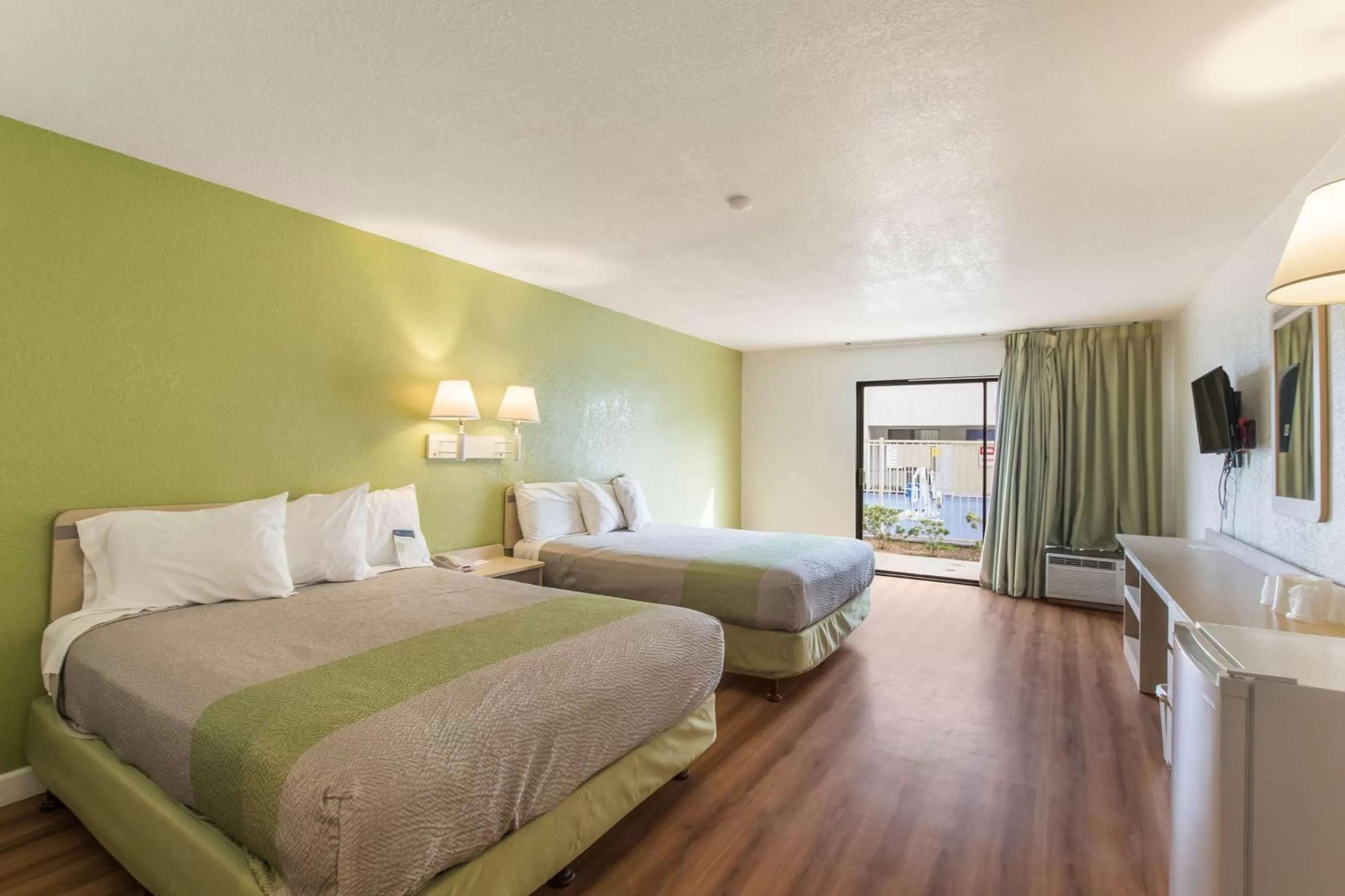 Deluxe Queen Room with Two Queen Beds - single occupancy - Non-Smoking in Motel 6 Hemet