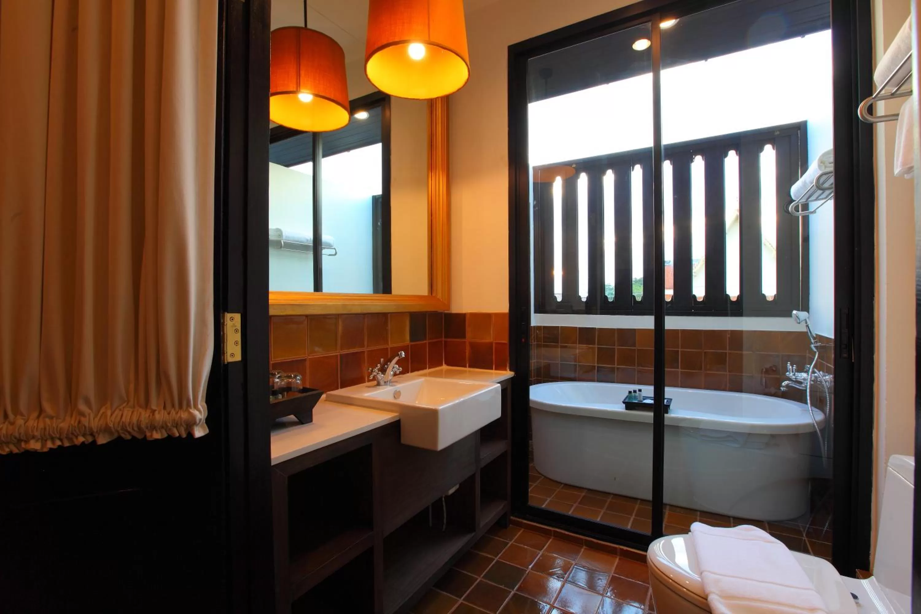 Bathroom, Bed in 99 The Gallery Hotel