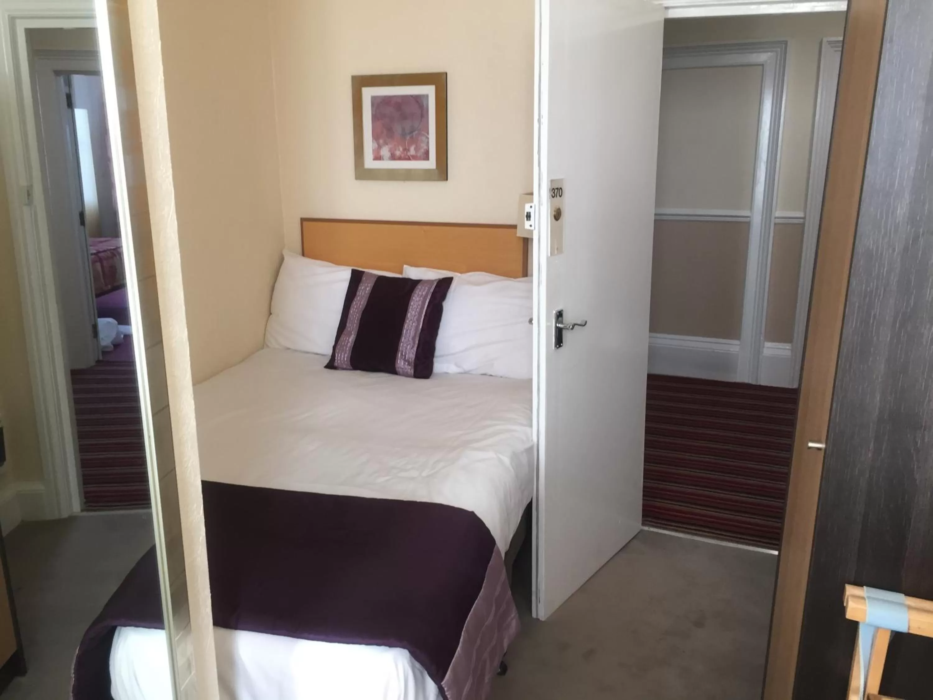Single Room in Clifton Hotel