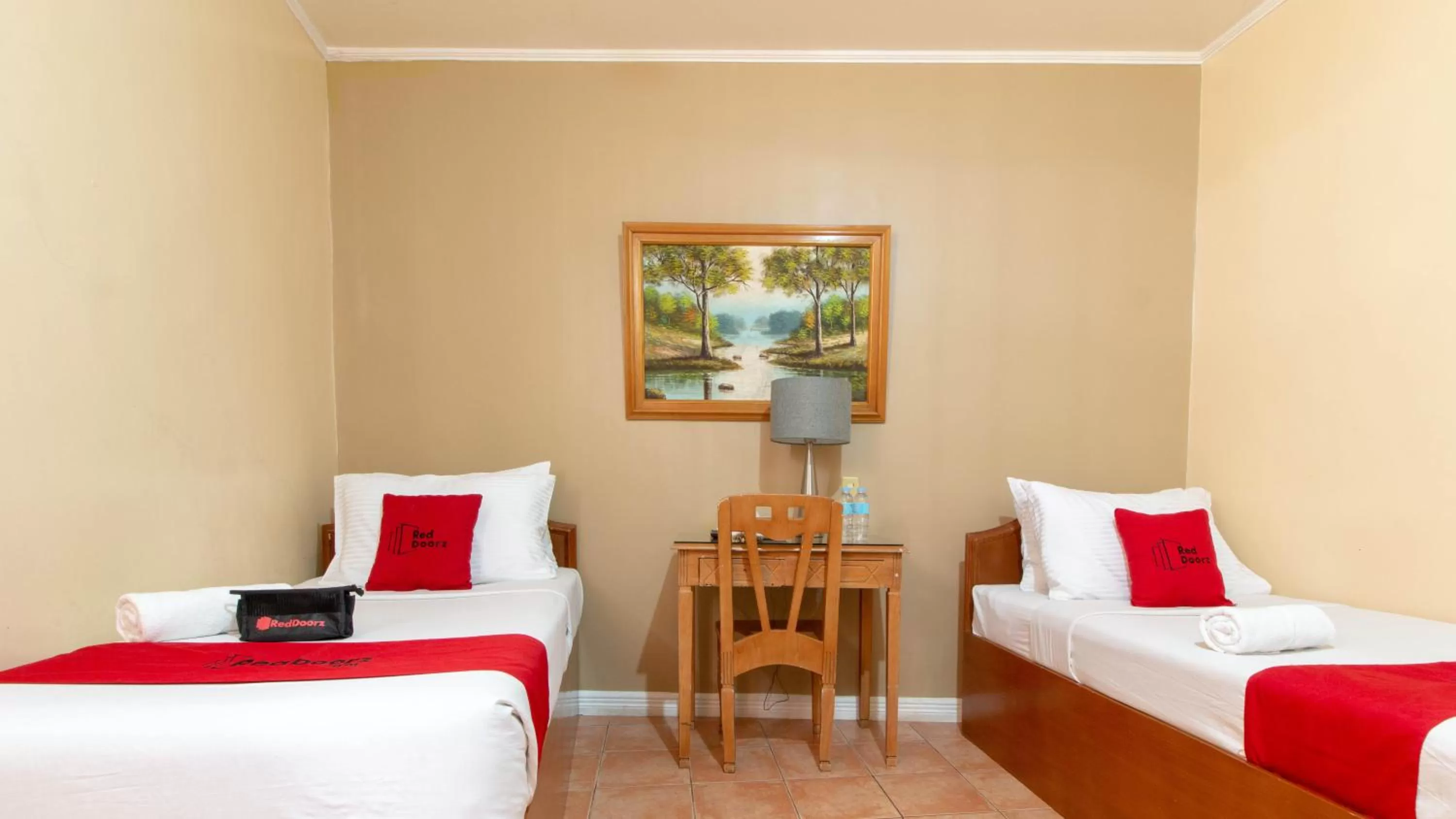 Twin Room in RedDoorz @ Downtown Tacloban