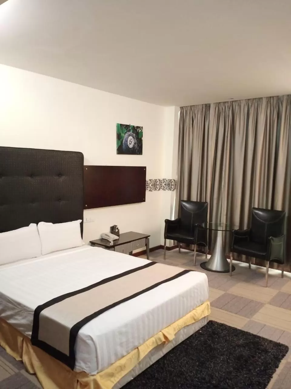 Royal Deluxe Queen (With Window) in Shervinton Executive Boutique Hotel