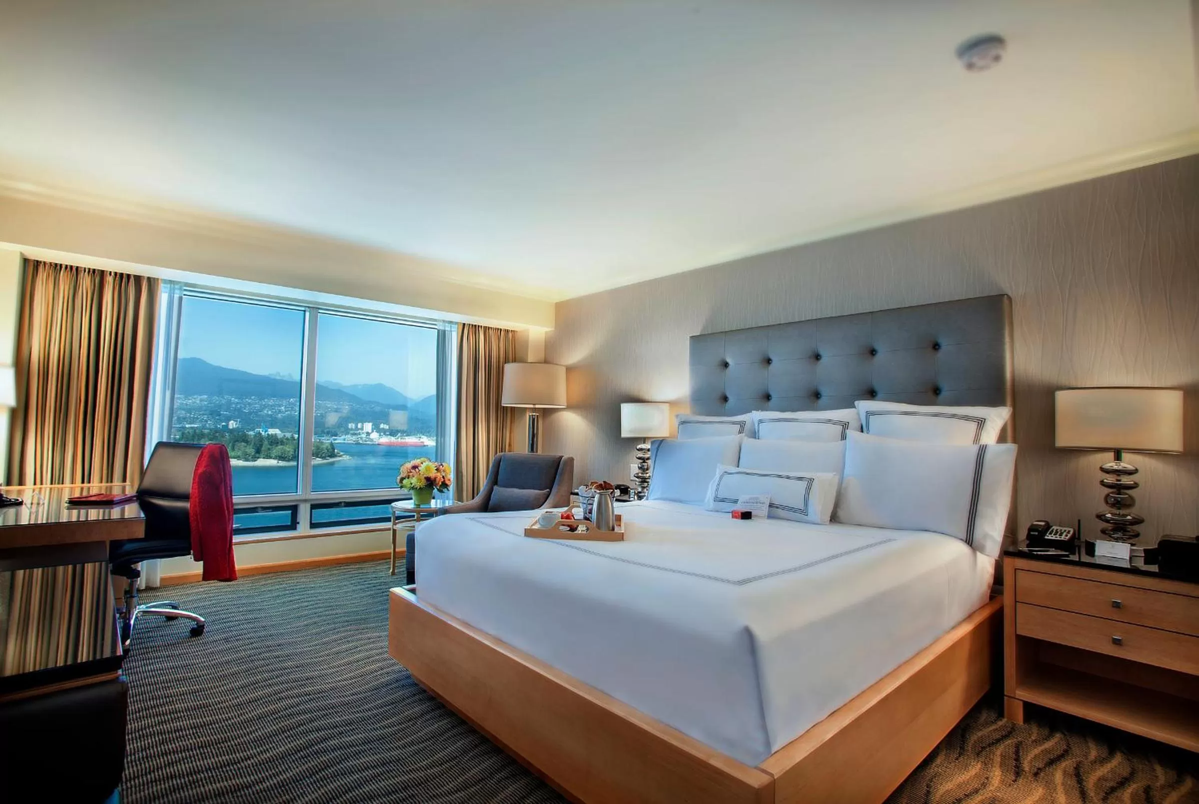 Deluxe King Room with Harbor View in Pan Pacific Vancouver