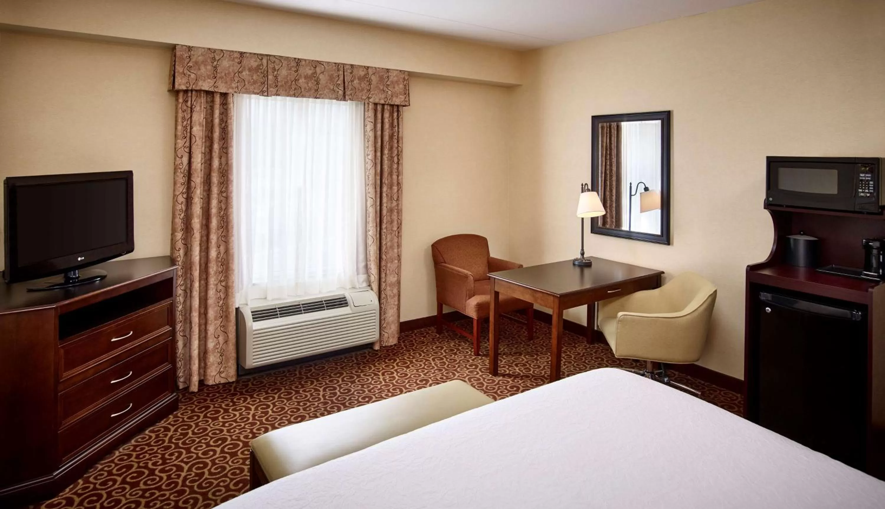 King Room with King Bed - Non-Smoking in Hampton Inn by Hilton North Bay