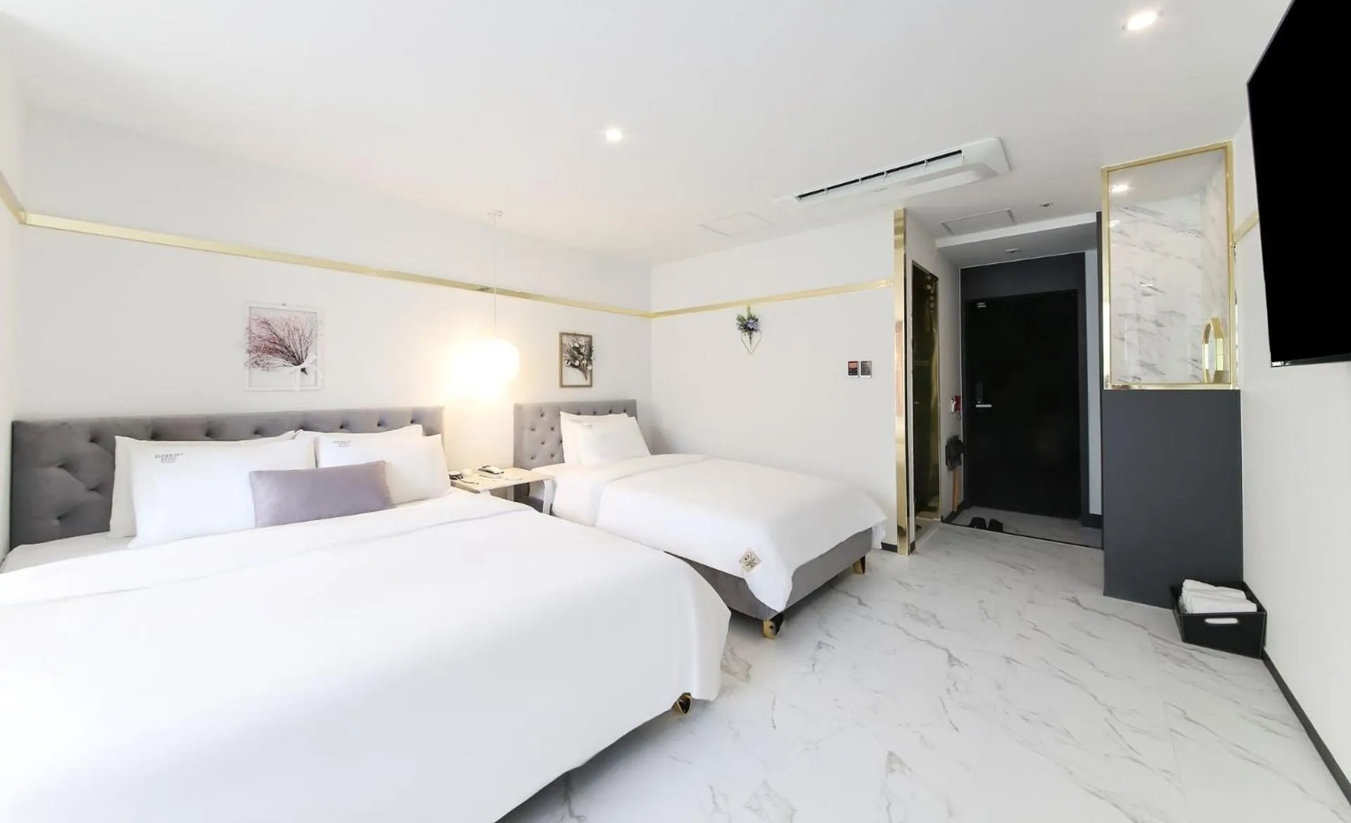 Deluxe Twin Room with Half-Beach View in Brown-Dot Hotel Songdo