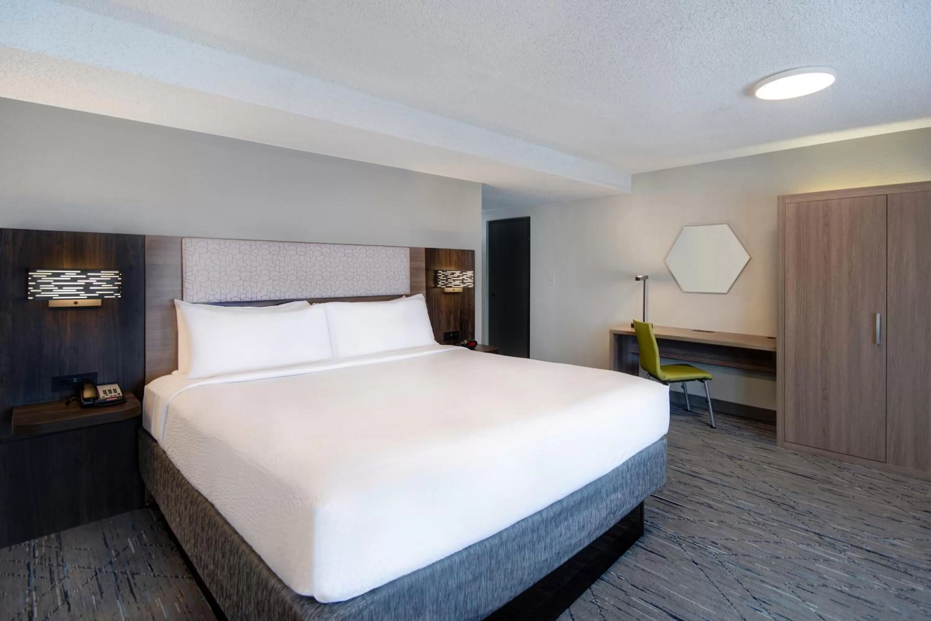 King Room - Non-Smoking in Holiday Inn Express Rochester - University Area by IHG