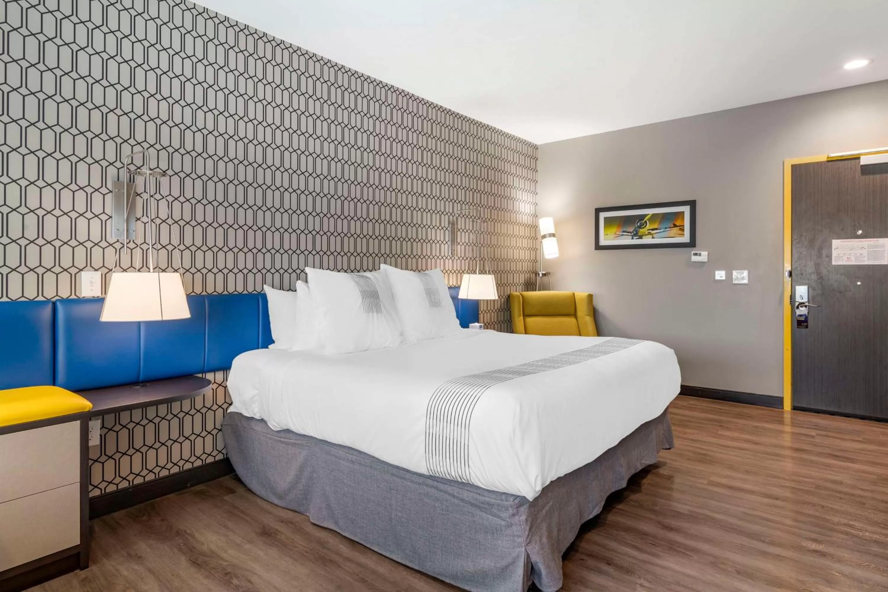 King Room with Work Desk in GLō Best Western Savannah-Gateway I-95