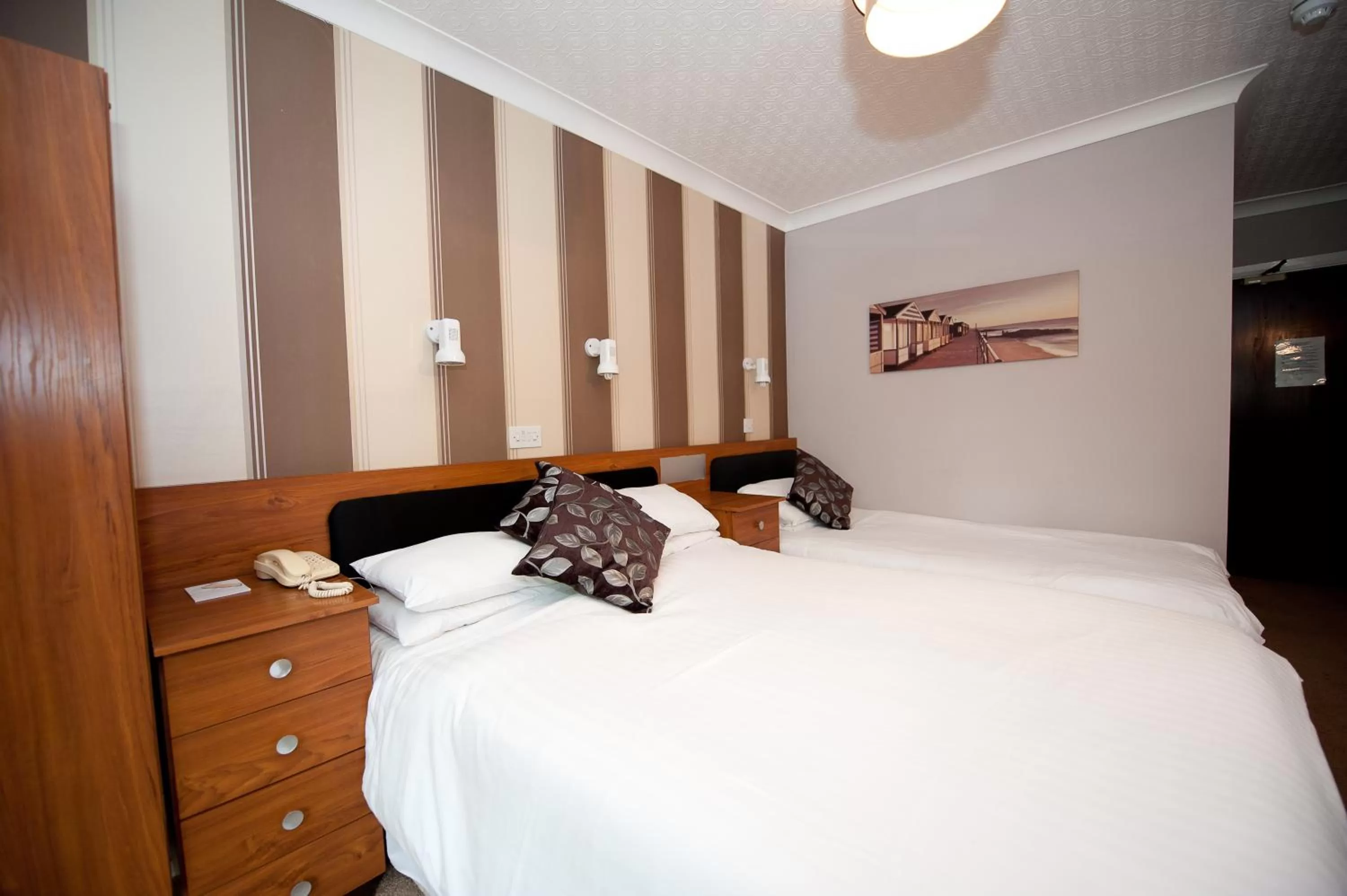 Standard Family Room (2 Adults + 1 Child) in Suncliff Hotel - OCEANA COLLECTION