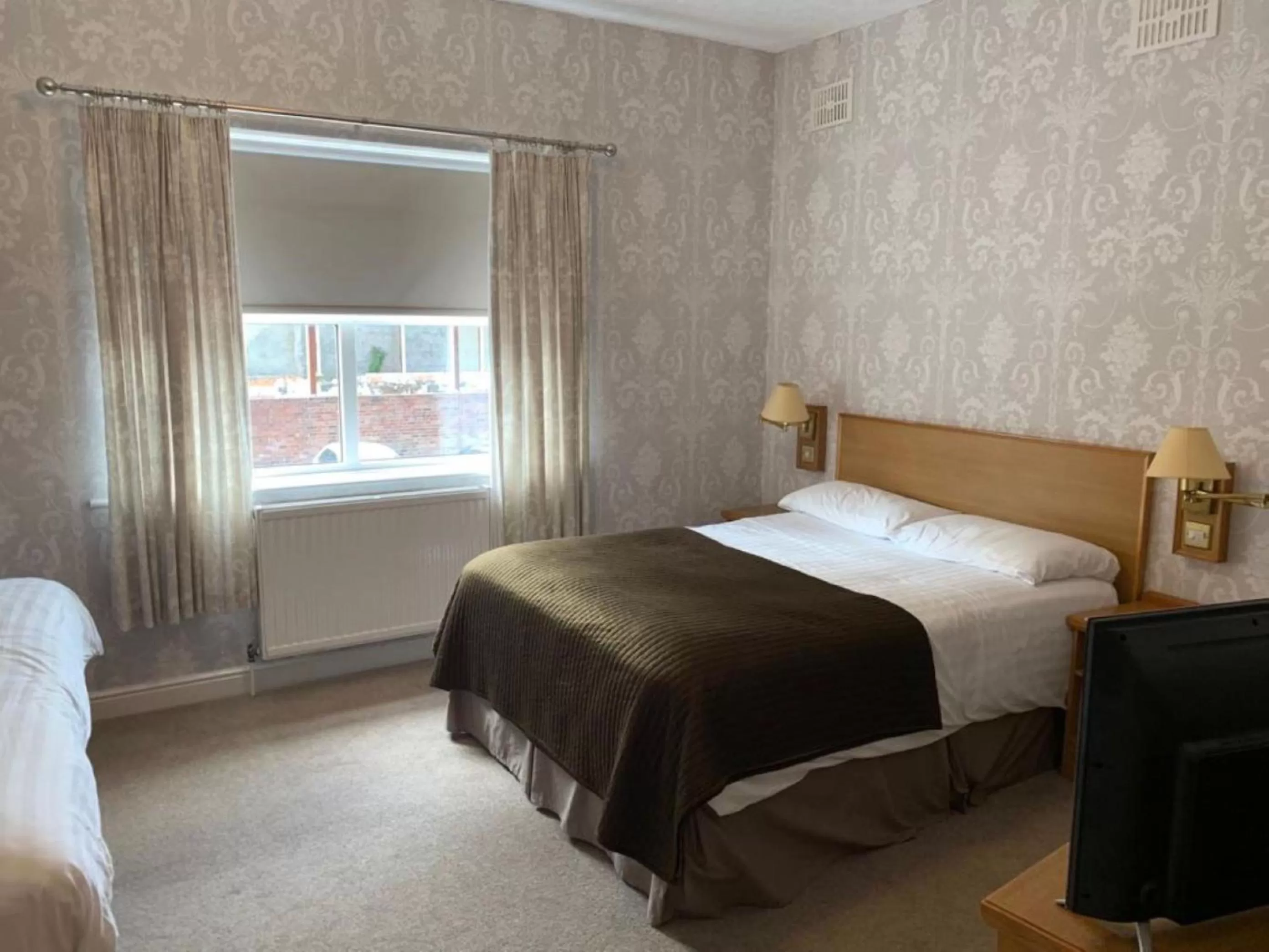 Superior Quadruple Room in Waterford Lodge Hotel