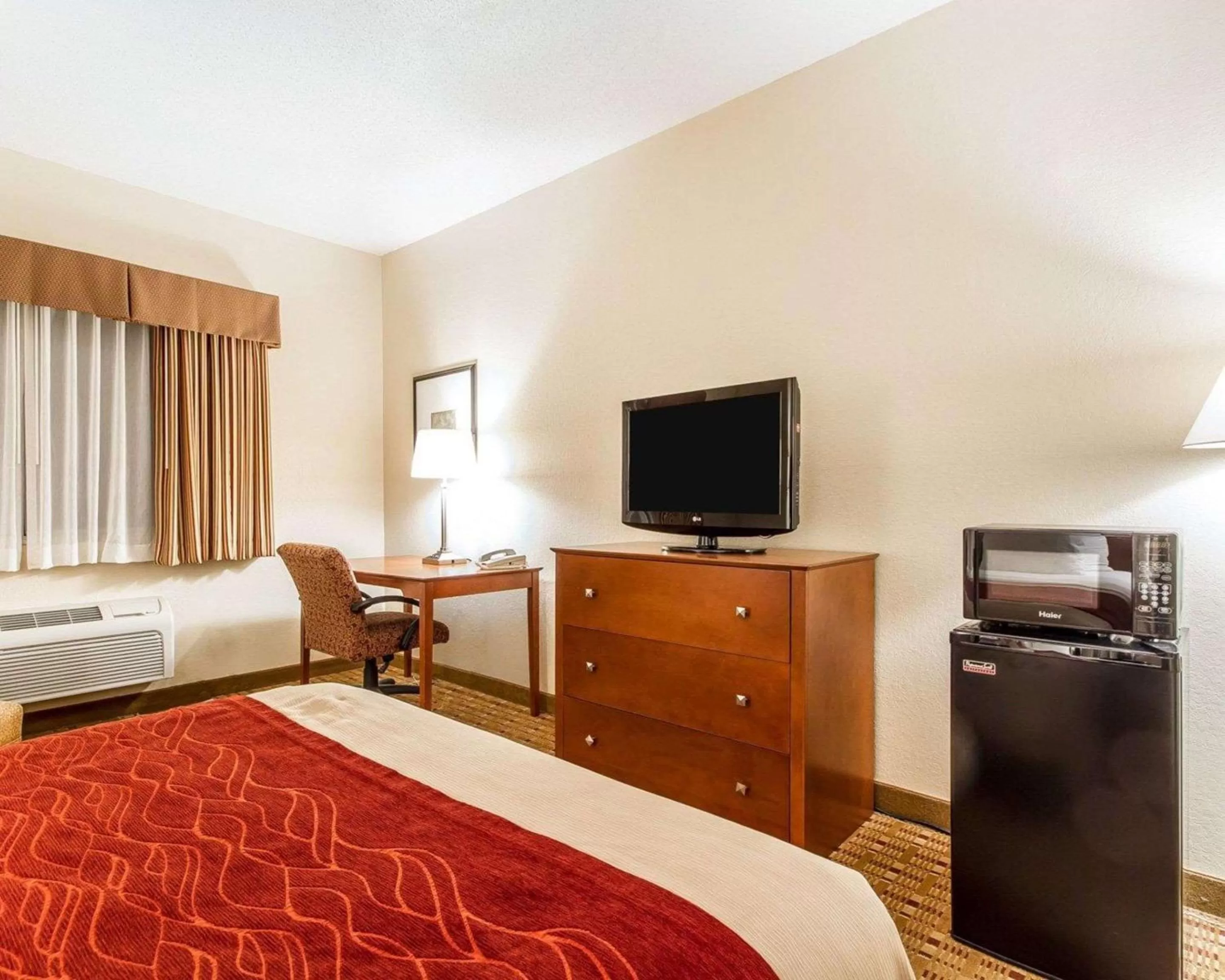 Queen Room - Accessible/Non-Smoking in Quality Inn & Suites Eau Claire University Area
