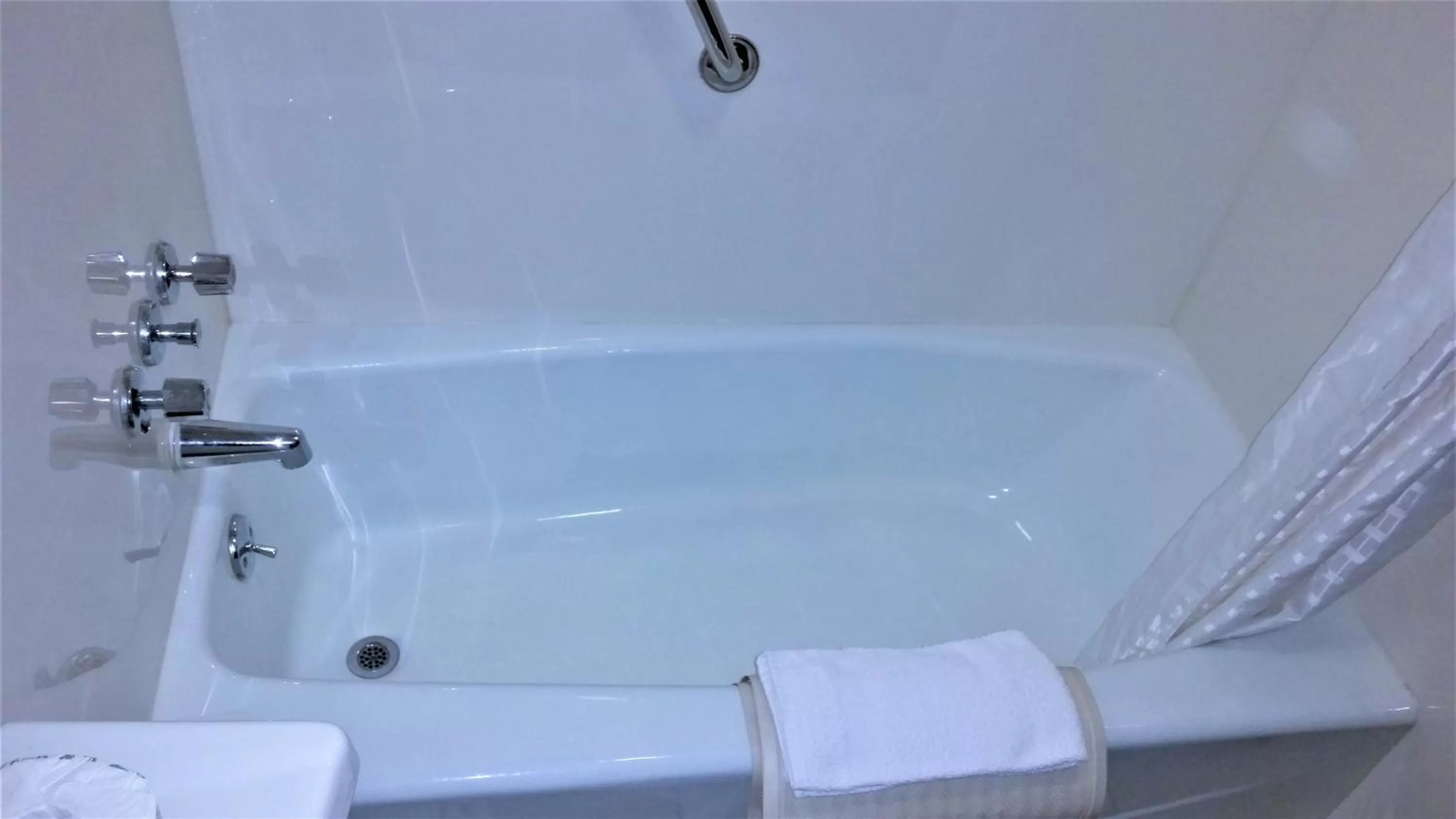 Queen Room wih Two Queen Beds and Bathtub - Mobility Accessible/Smoking in Super 8 by Wyndham Williams