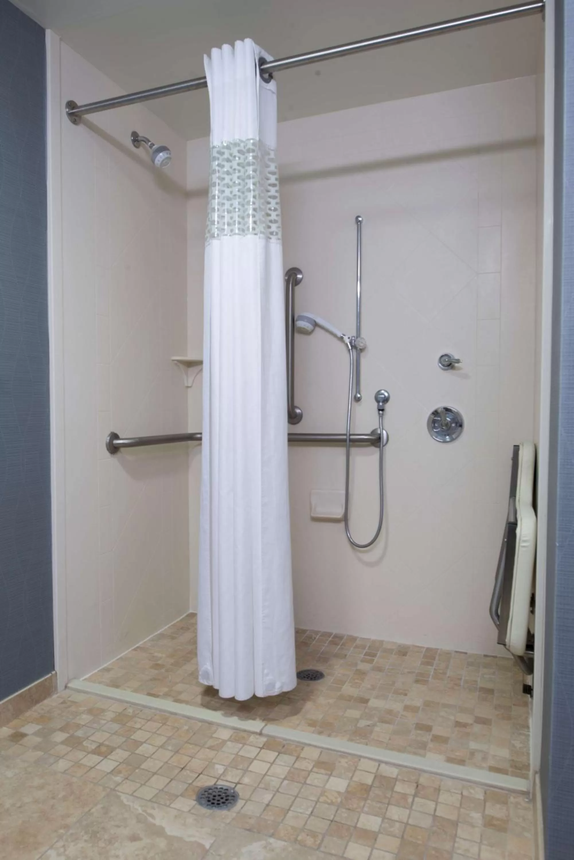 King Room with Roll-In Shower - Mobility and Hearing Access/Non-Smoking in Hampton Inn & Suites Vineland