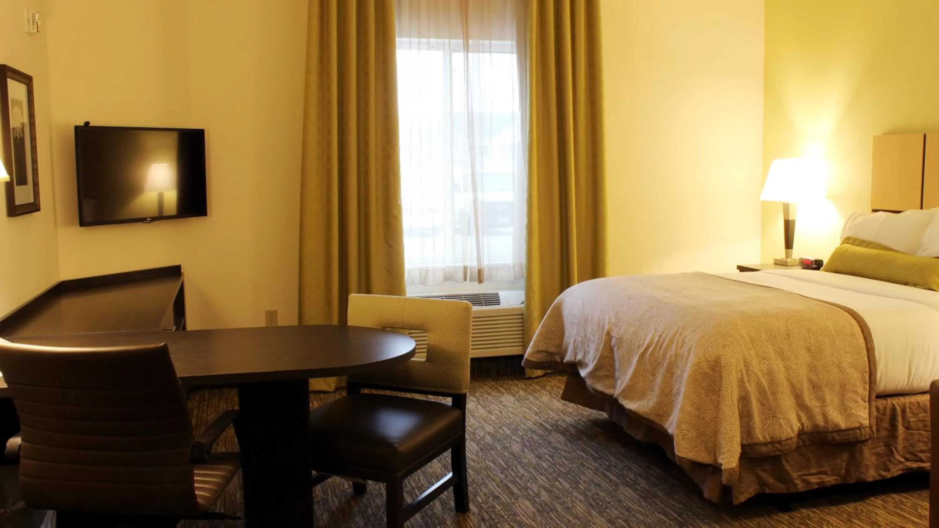 Queen Studio Suite - Disability Access in Candlewood Suites Sioux City - Southern Hills by IHG