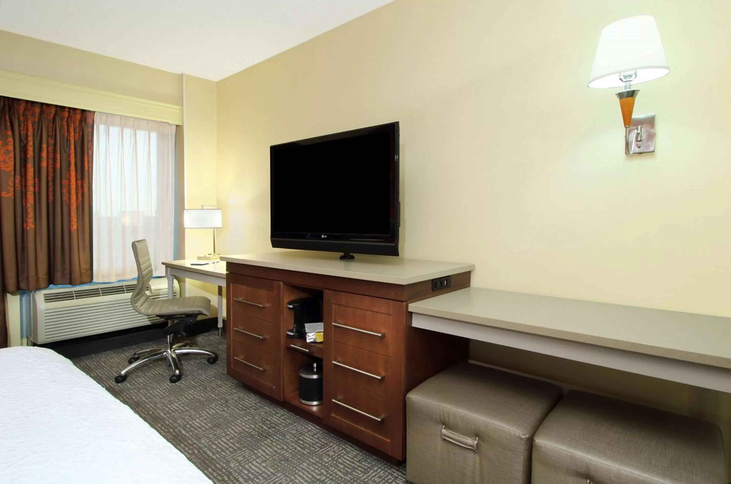 King Room - Mobility Access/Non-Smoking in Hampton Inn & Suites Columbus-Downtown, Ohio
