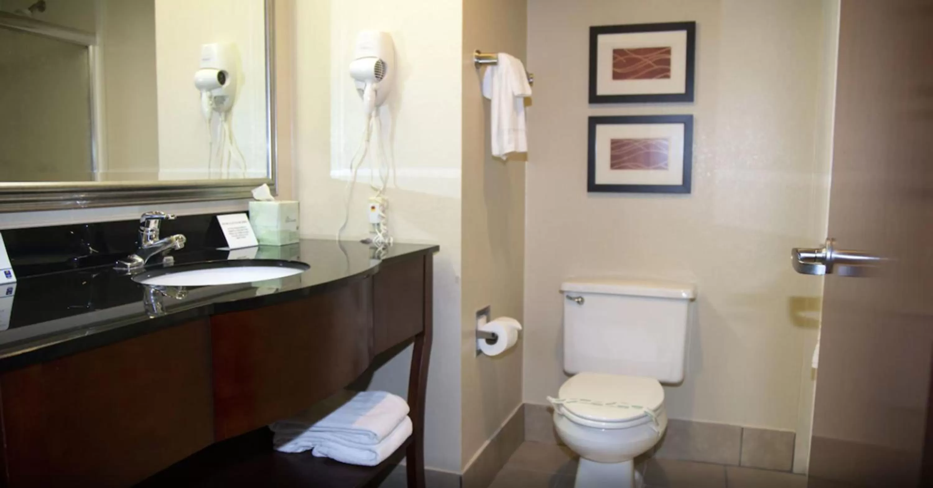 King Room with Roll-In Shower - Accessible/Non-Smoking in Comfort Inn & Suites Ardmore