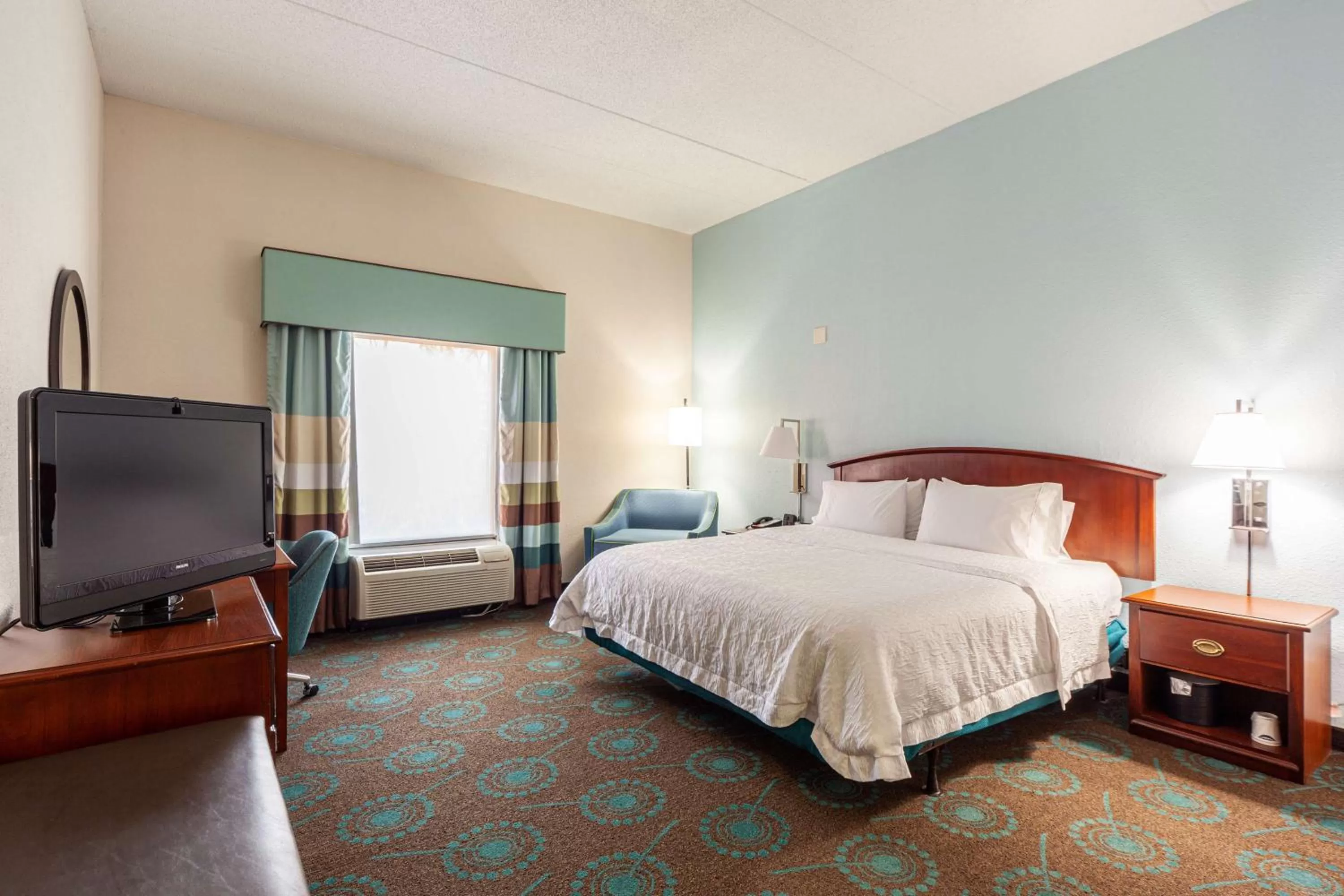 King Room Mobility Access with Tub Non-Smoking in Hampton Inn Front Royal