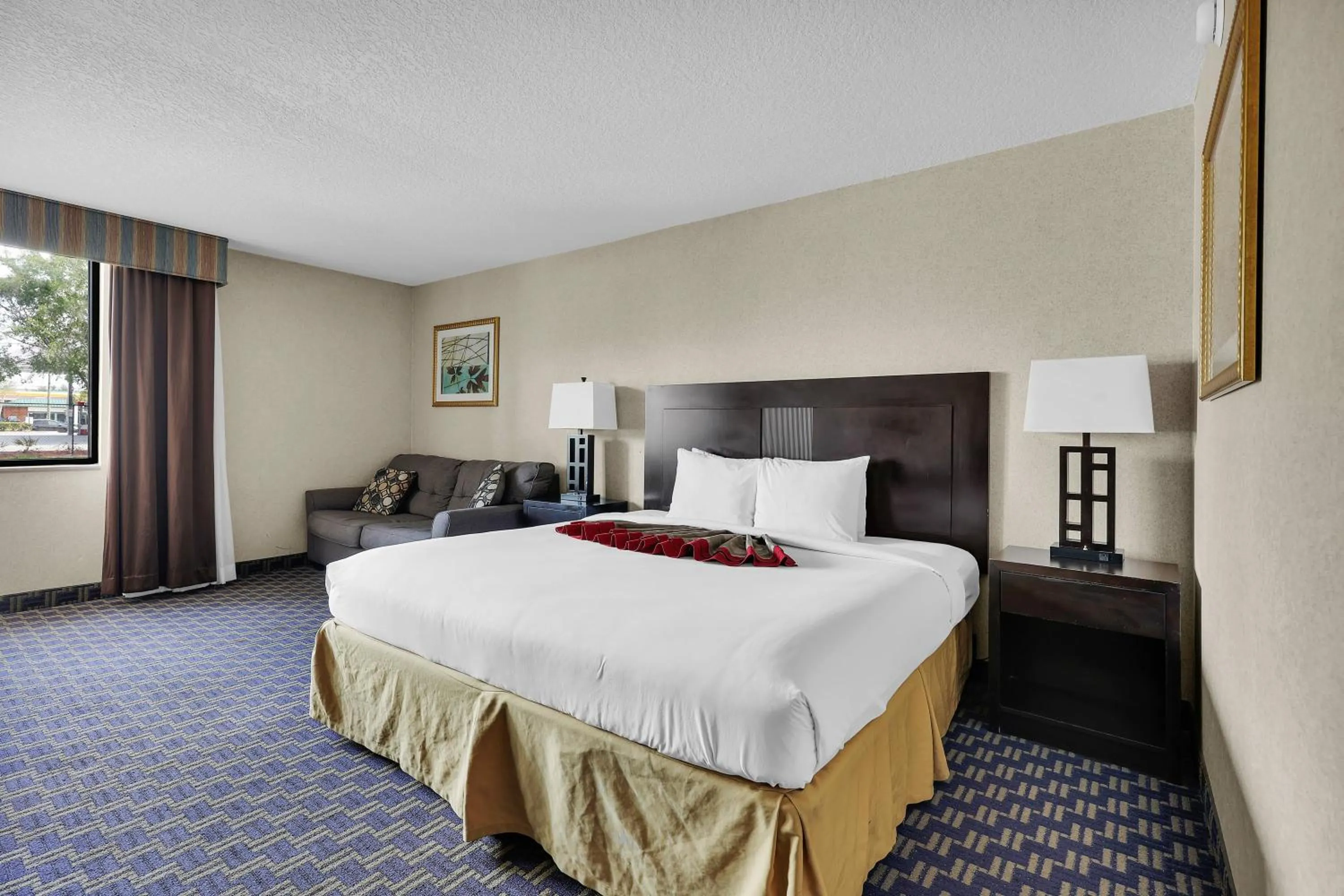 King Room - Non-Smoking in Ramada by Wyndham Jacksonville I-95 by Butler Blvd