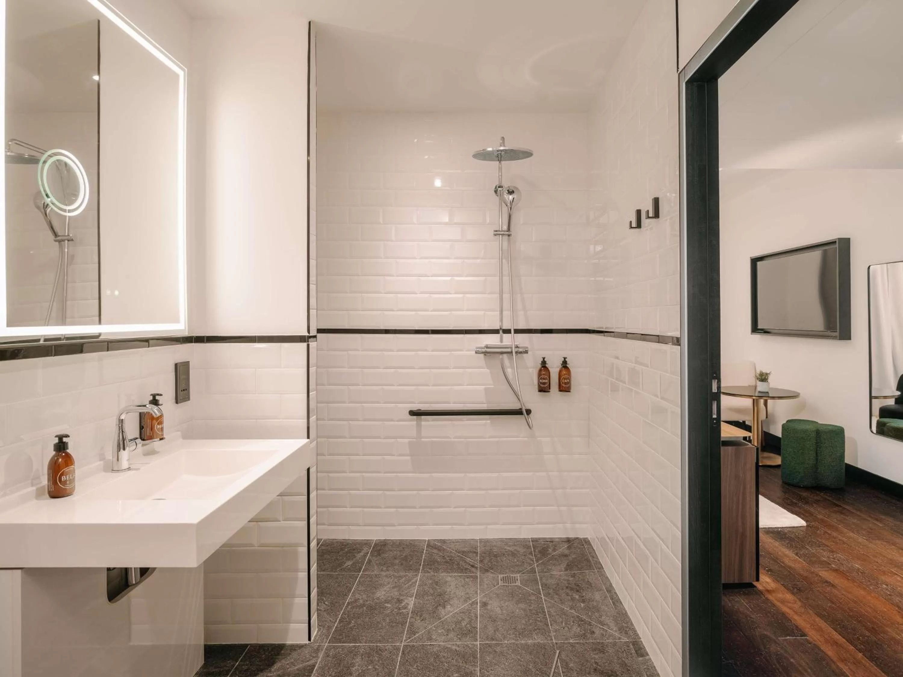 Deluxe King Room with Terrace - Mobility Access in Marty Hotel Bordeaux - Tapestry Collection by Hilton