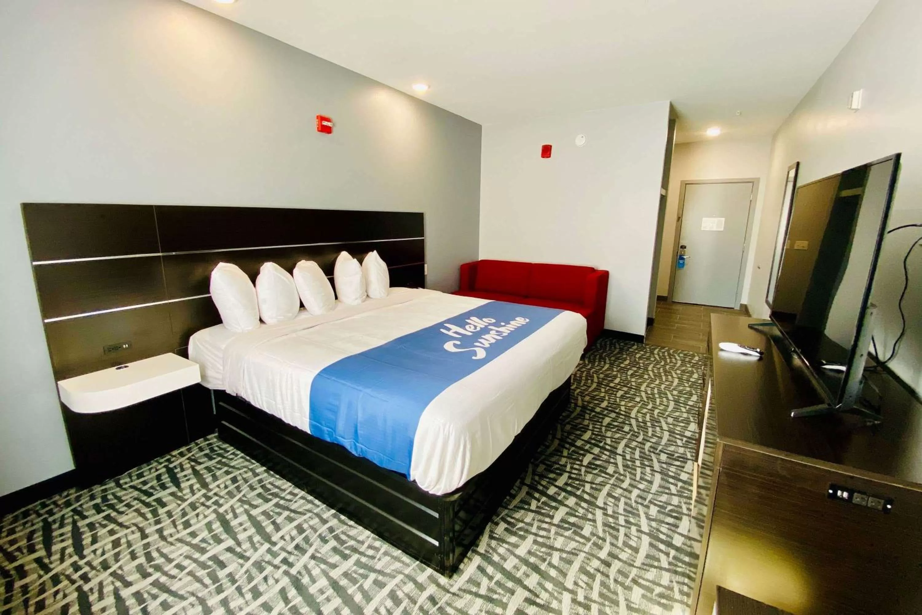 King Room - Non-Smoking in Days Inn & Suites by Wyndham Horn Lake - Memphis Graceland