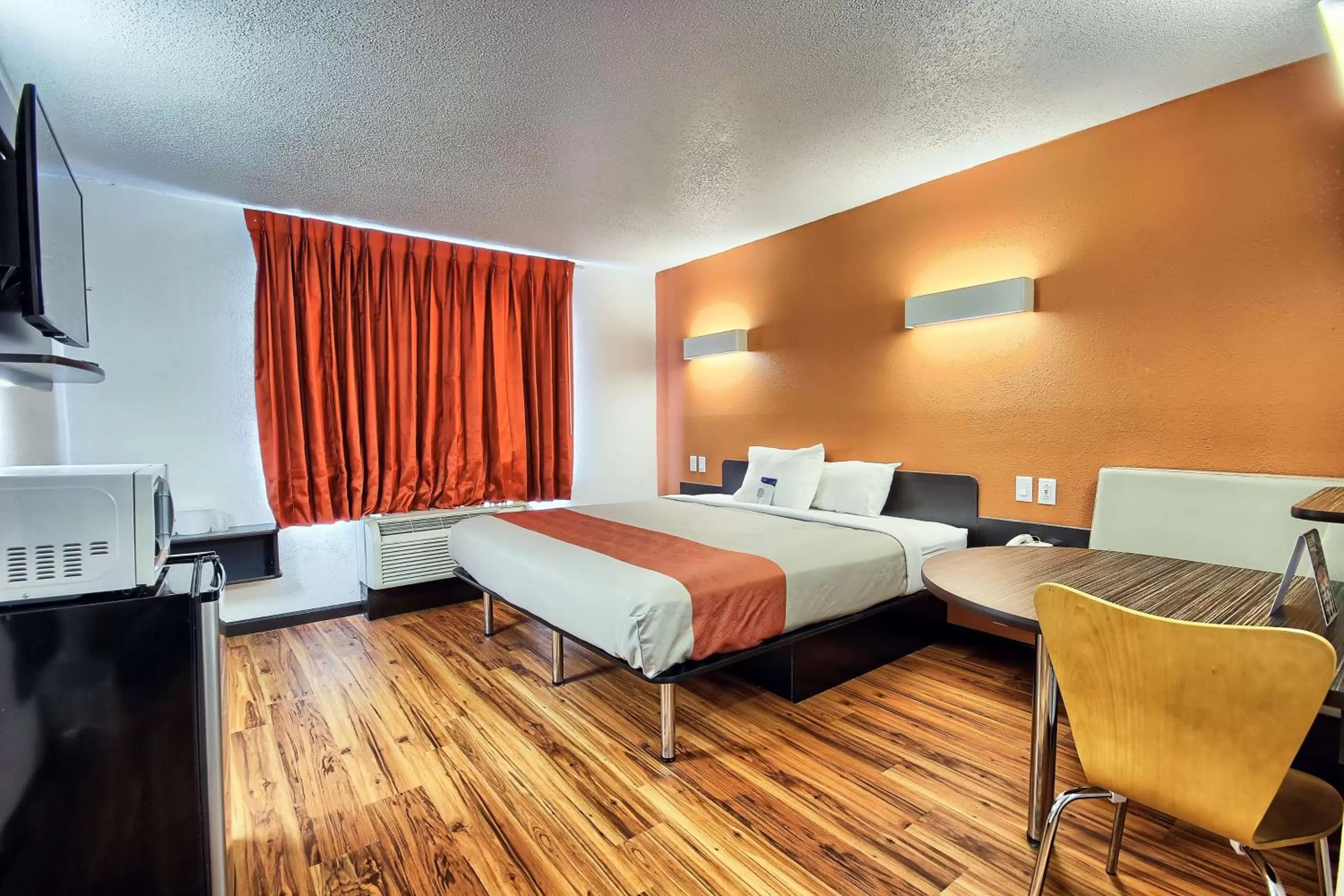 King Room - Disability Access - Non-Smoking in Motel 6-Columbus, OH - West