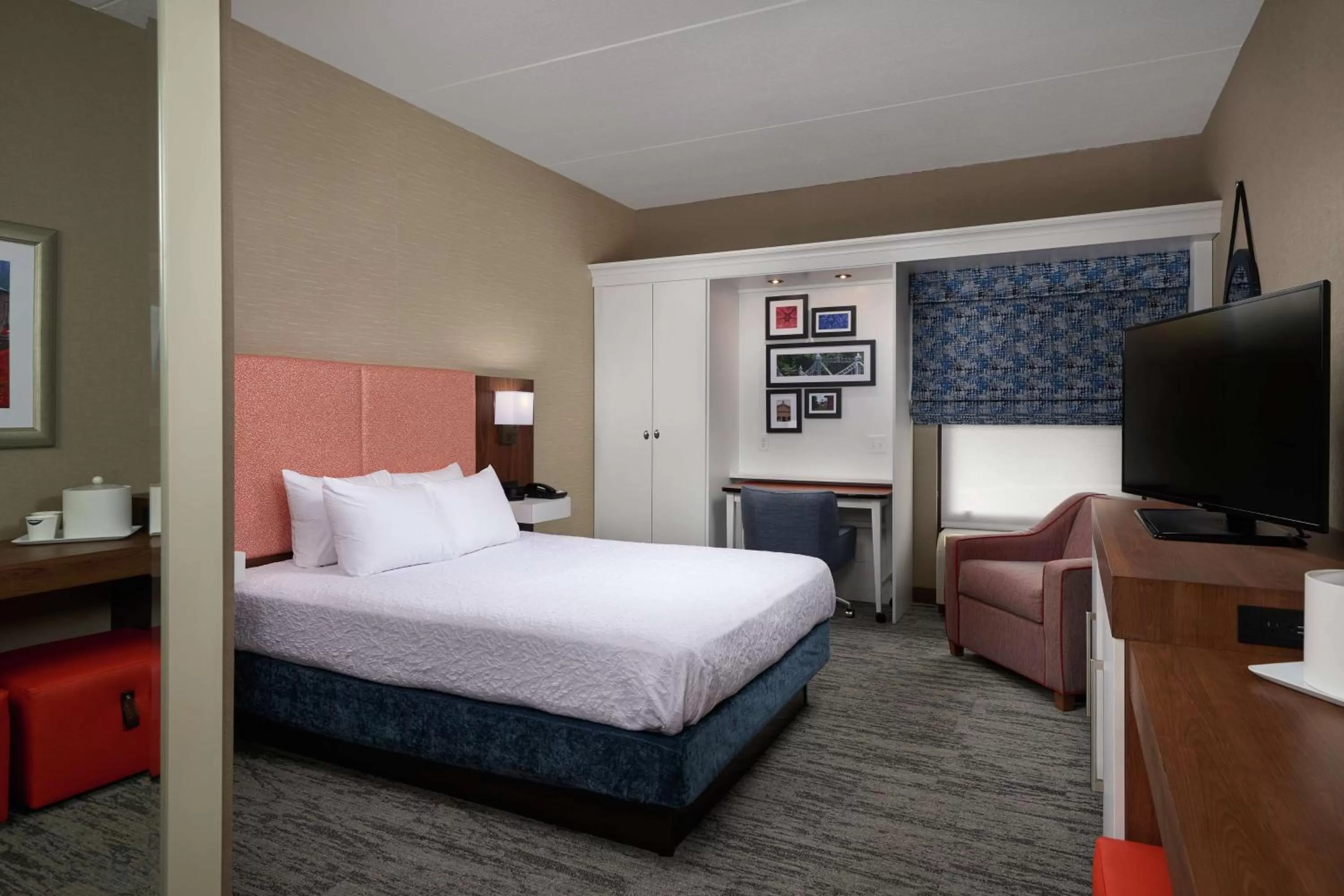 Queen Room with Roll-In Shower - Disability Access/Non-Smoking in Hampton Inn Youngstown West