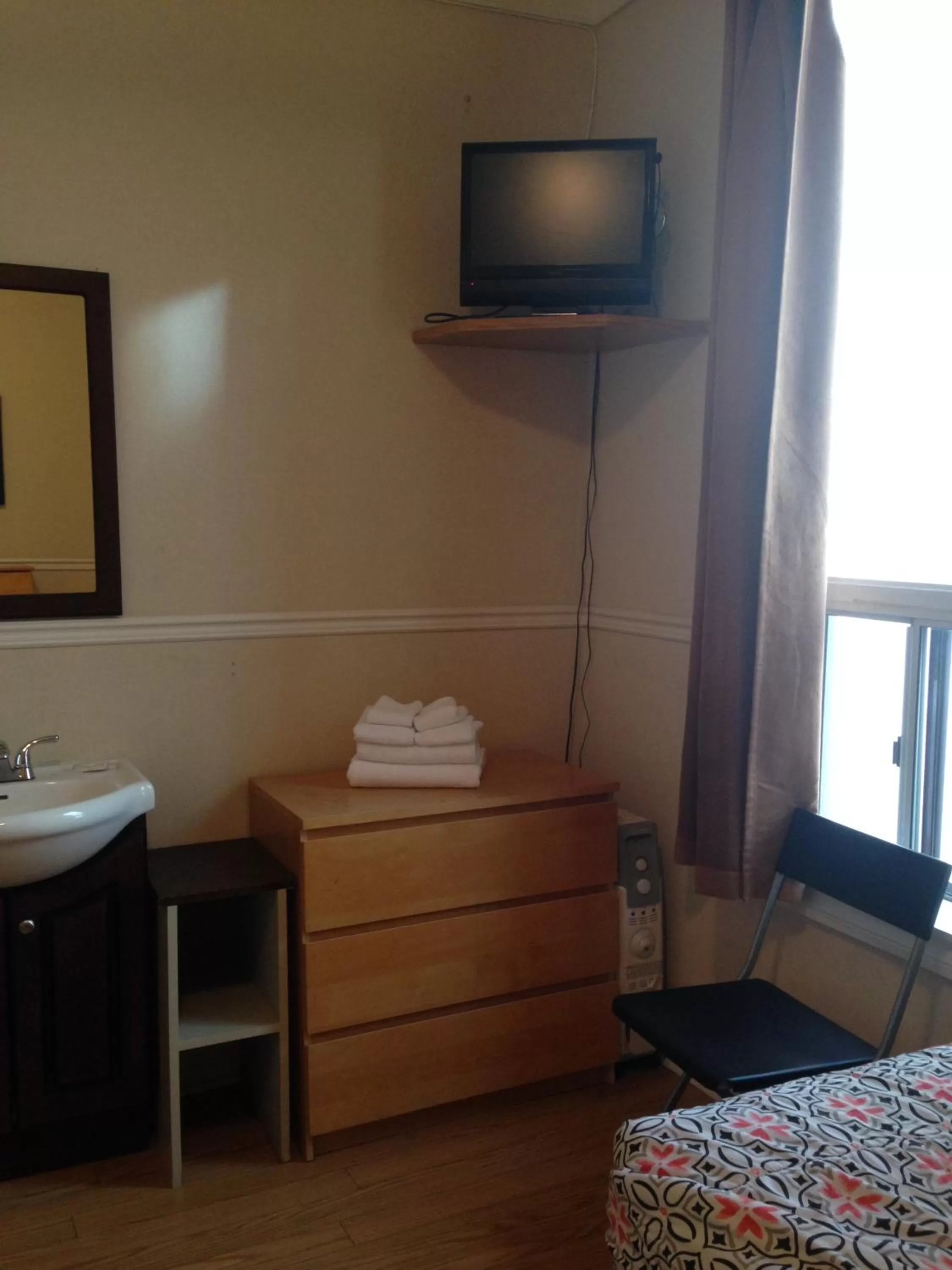 Basic Double or Twin Room with Two Single Beds and Shared Bathroom in The Rex Hotel Jazz & Blues Bar