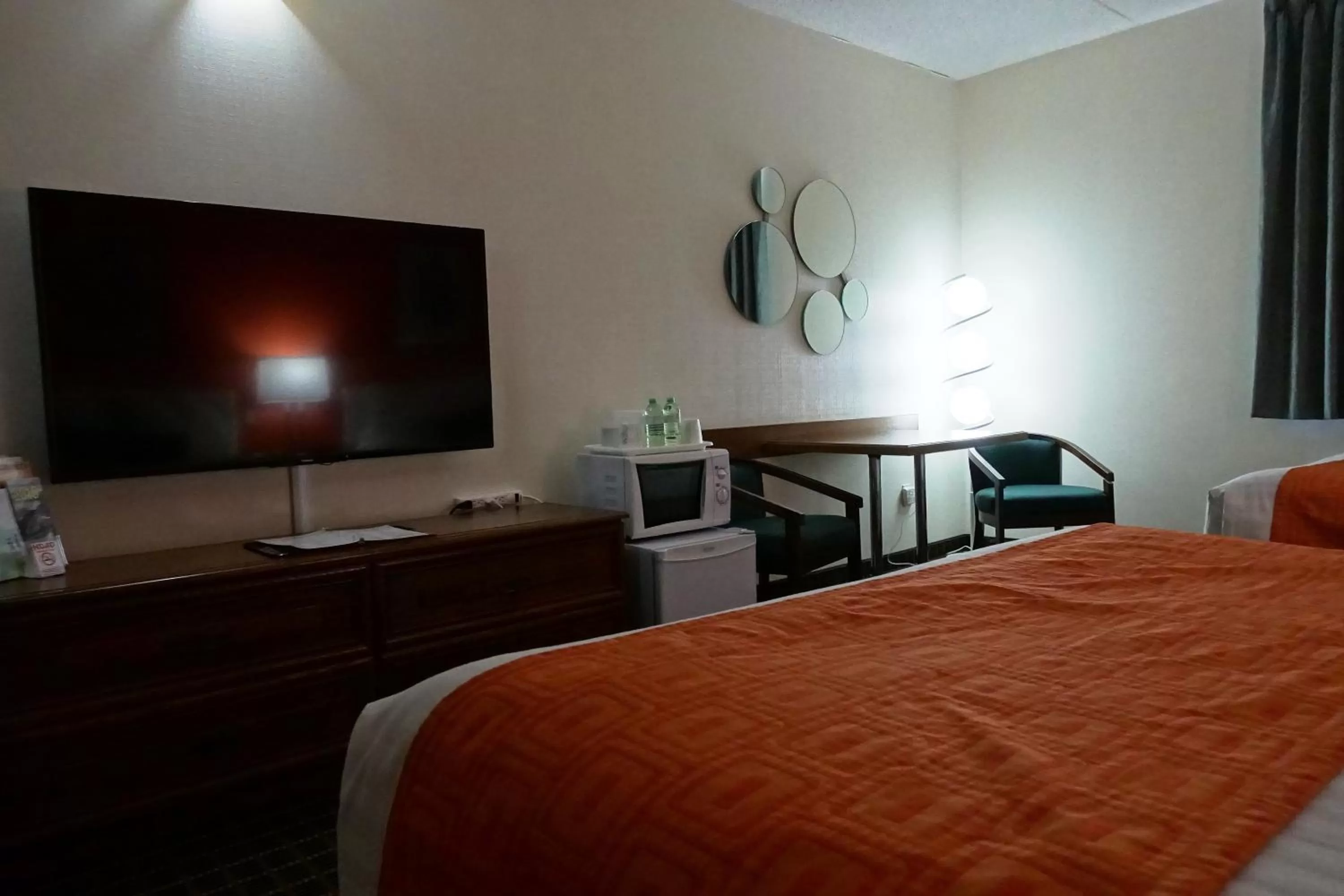 Queen Room - Non-Smoking in Howard Johnson by Wyndham Tillsonburg