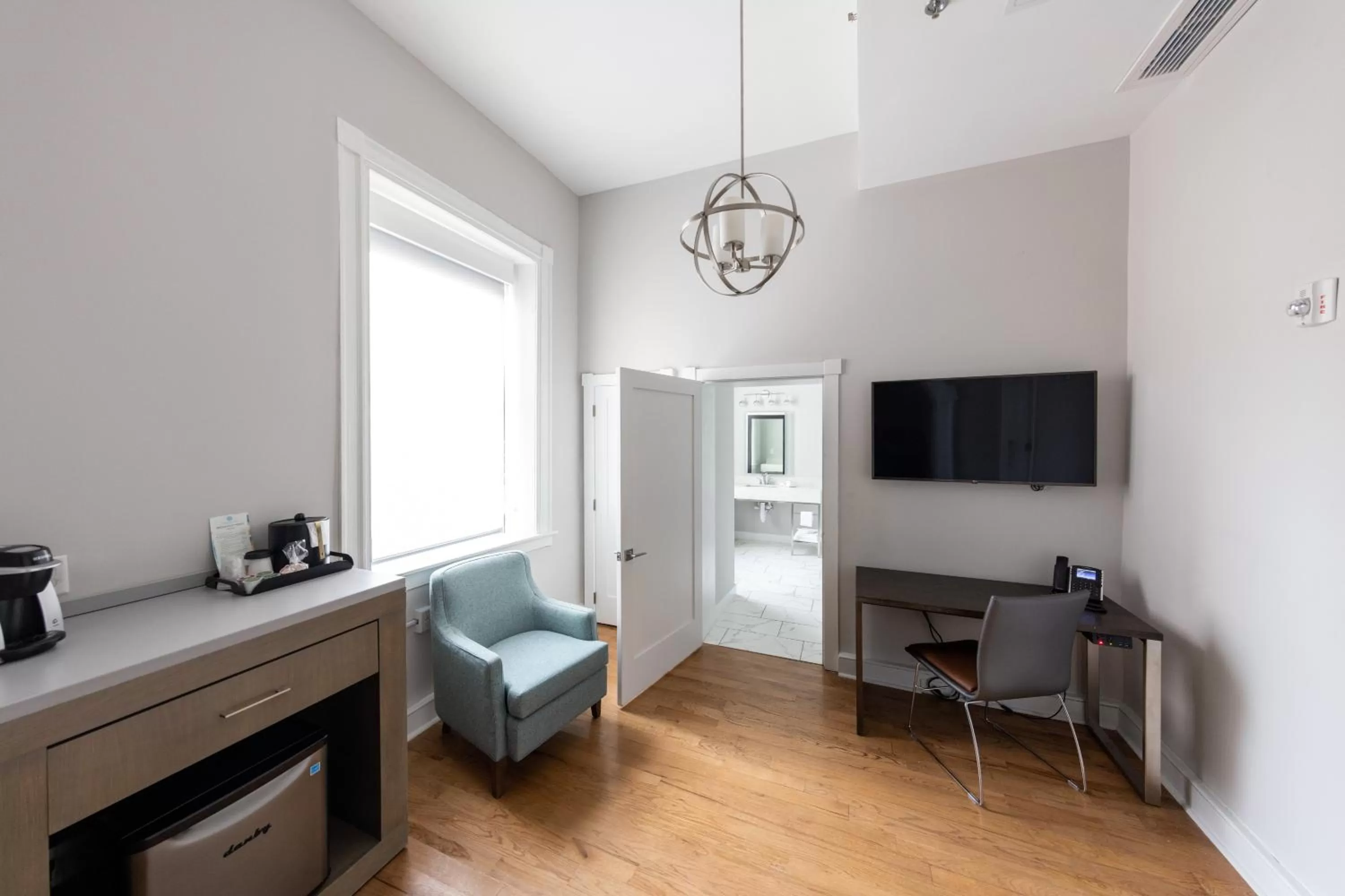 Queen Room - Disability Access in The Blackburn Inn and Conference Center