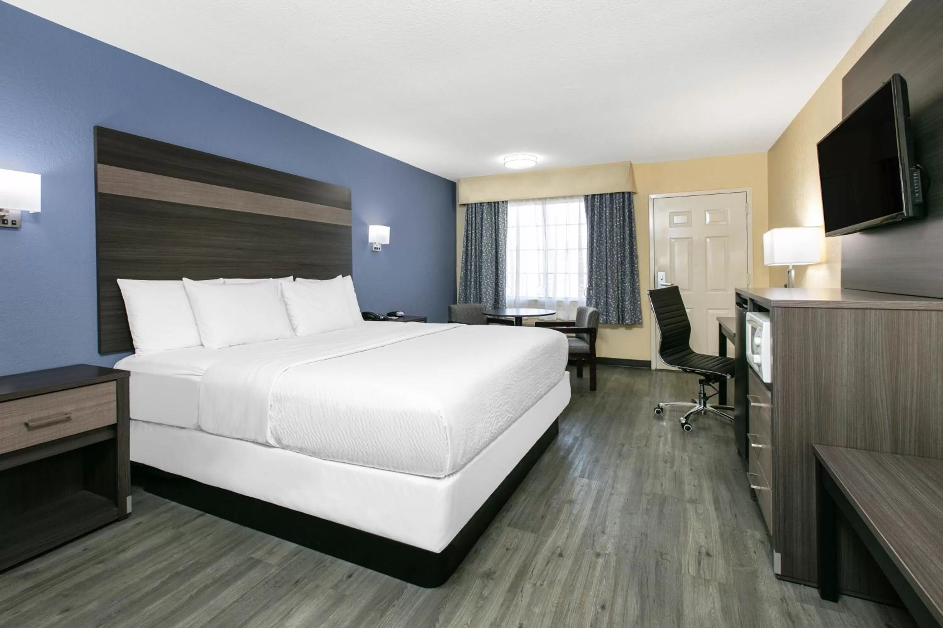 King Room with Roll-In Shower - Mobility Accessible/Smoking in Days Inn by Wyndham Waco Near Downtown University