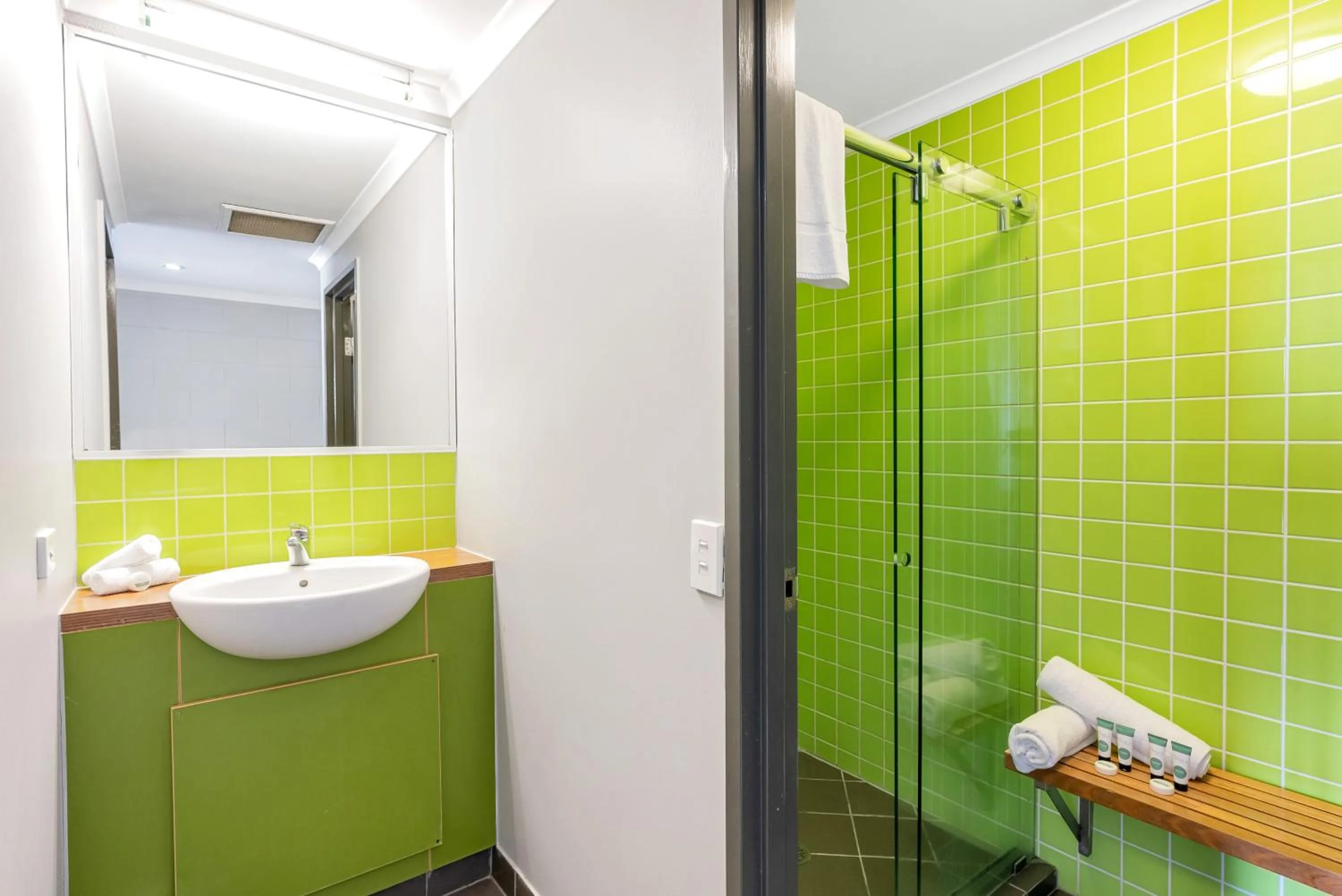 Bathroom in Gilligan's Hotel & Resort Cairns