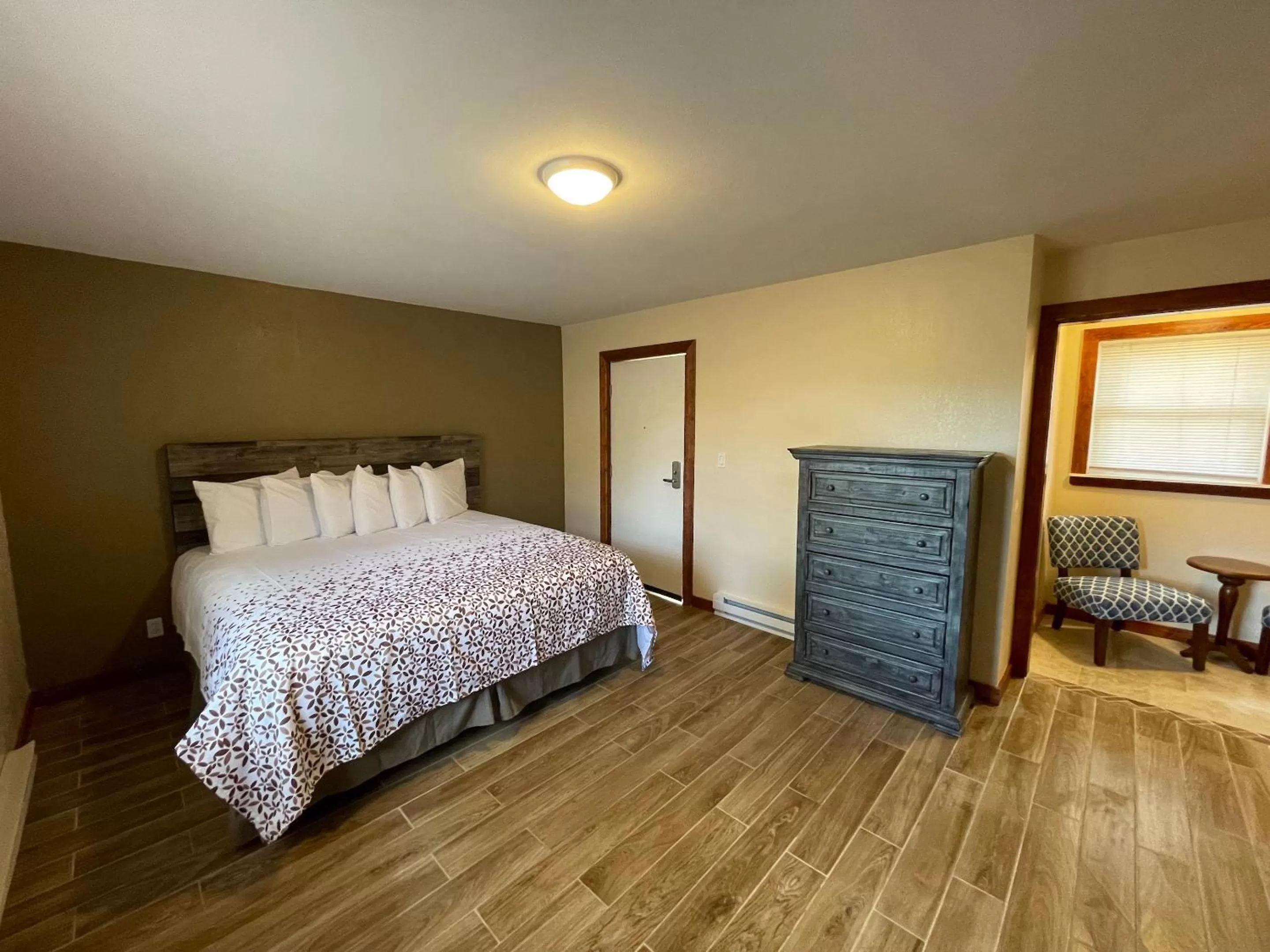 King Room with Spa Bath - Non Pet Friendly in Estes Mountain Inn