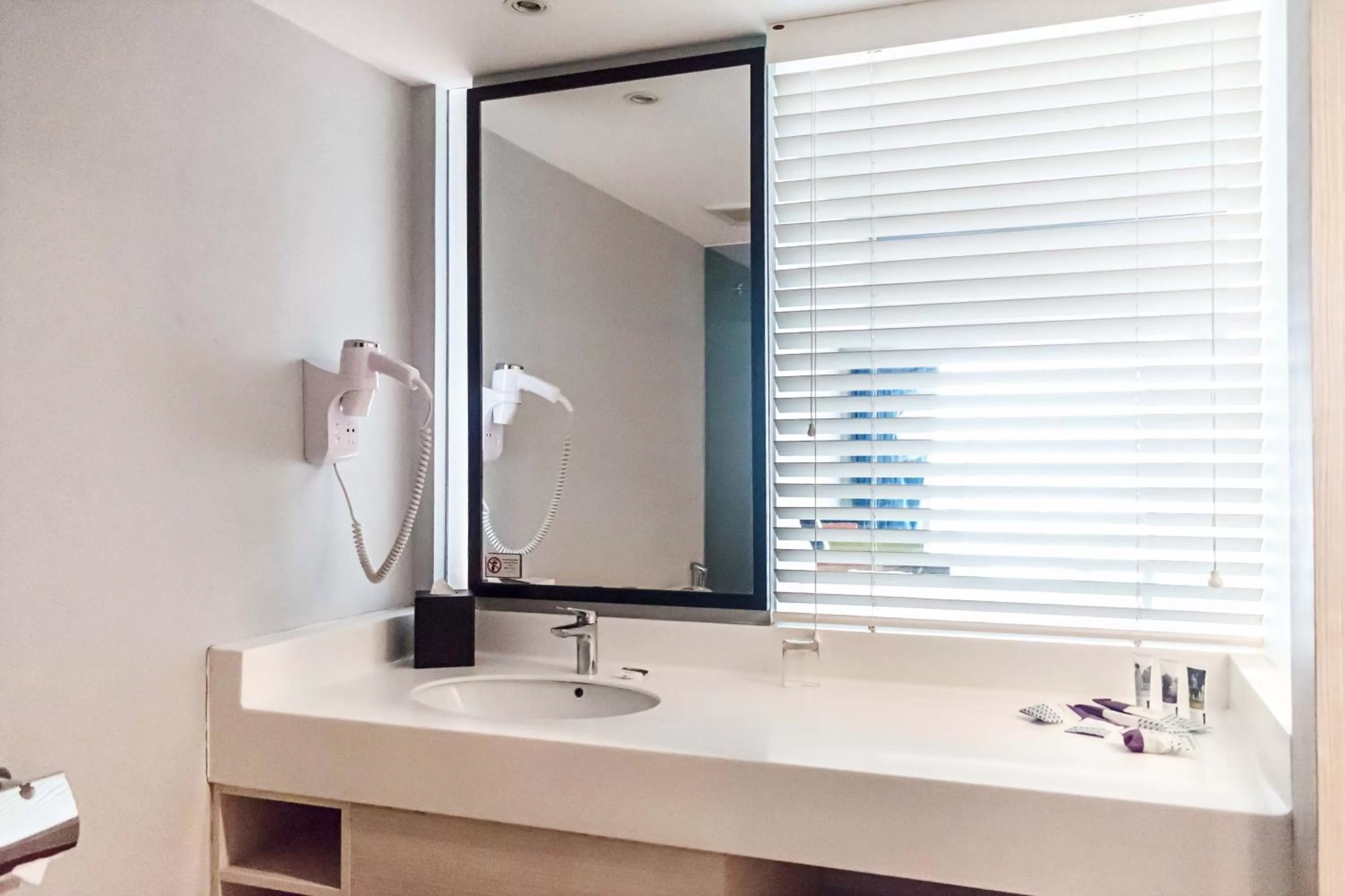 Grand Deluxe Twin Room with Balcony and Sea View in Mercure Convention Center Ancol