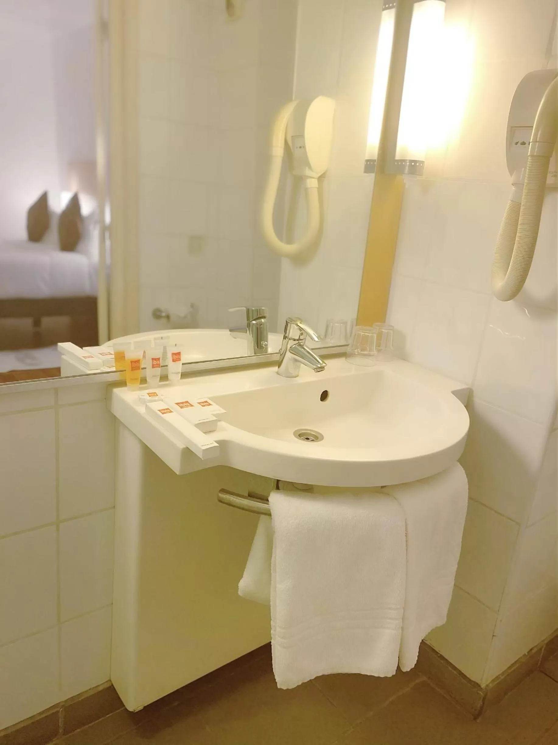 Toilet in Ibis Lagos Ikeja