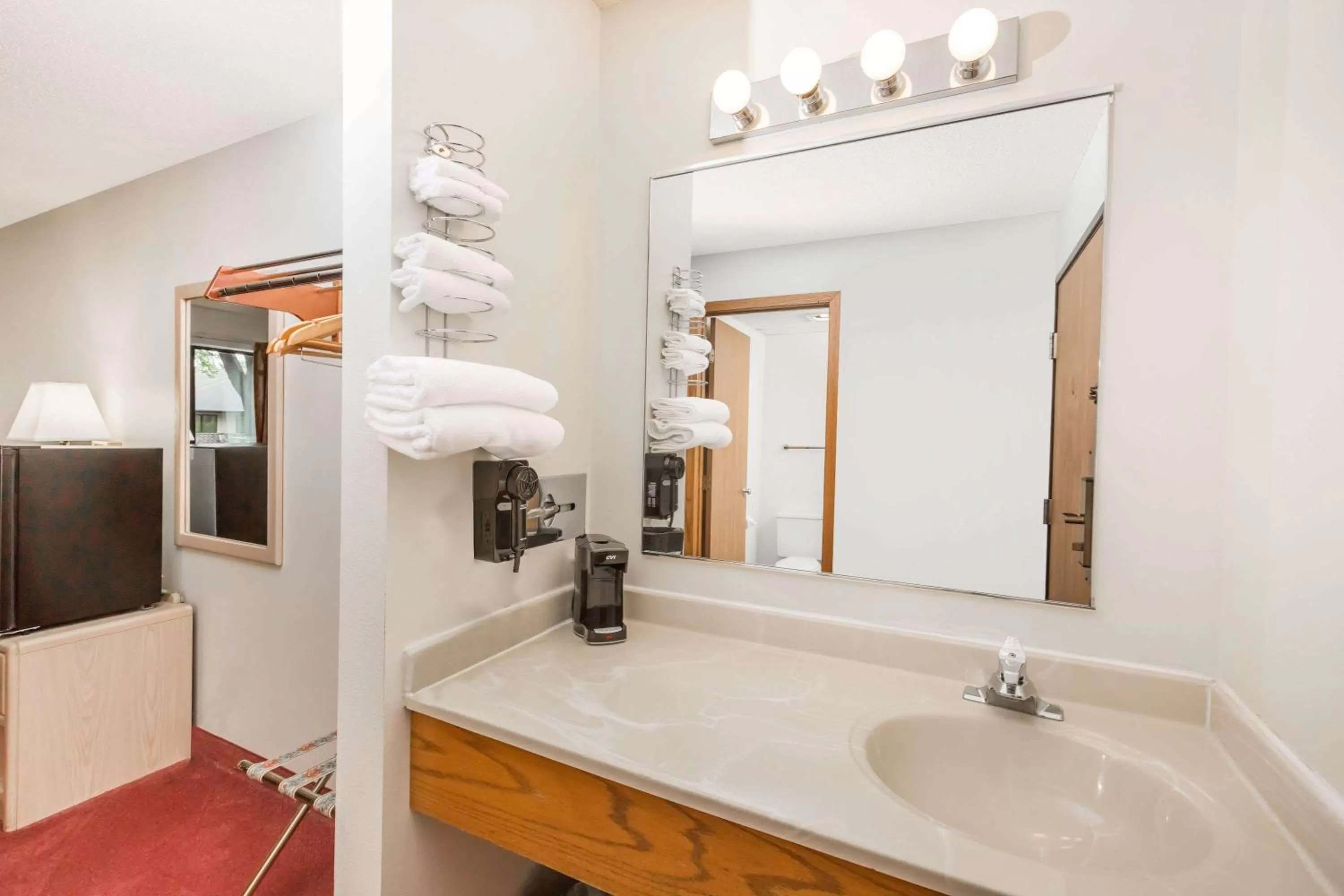 Queen Room - Mobility Access/Non-Smoking in Super 8 by Wyndham Estherville