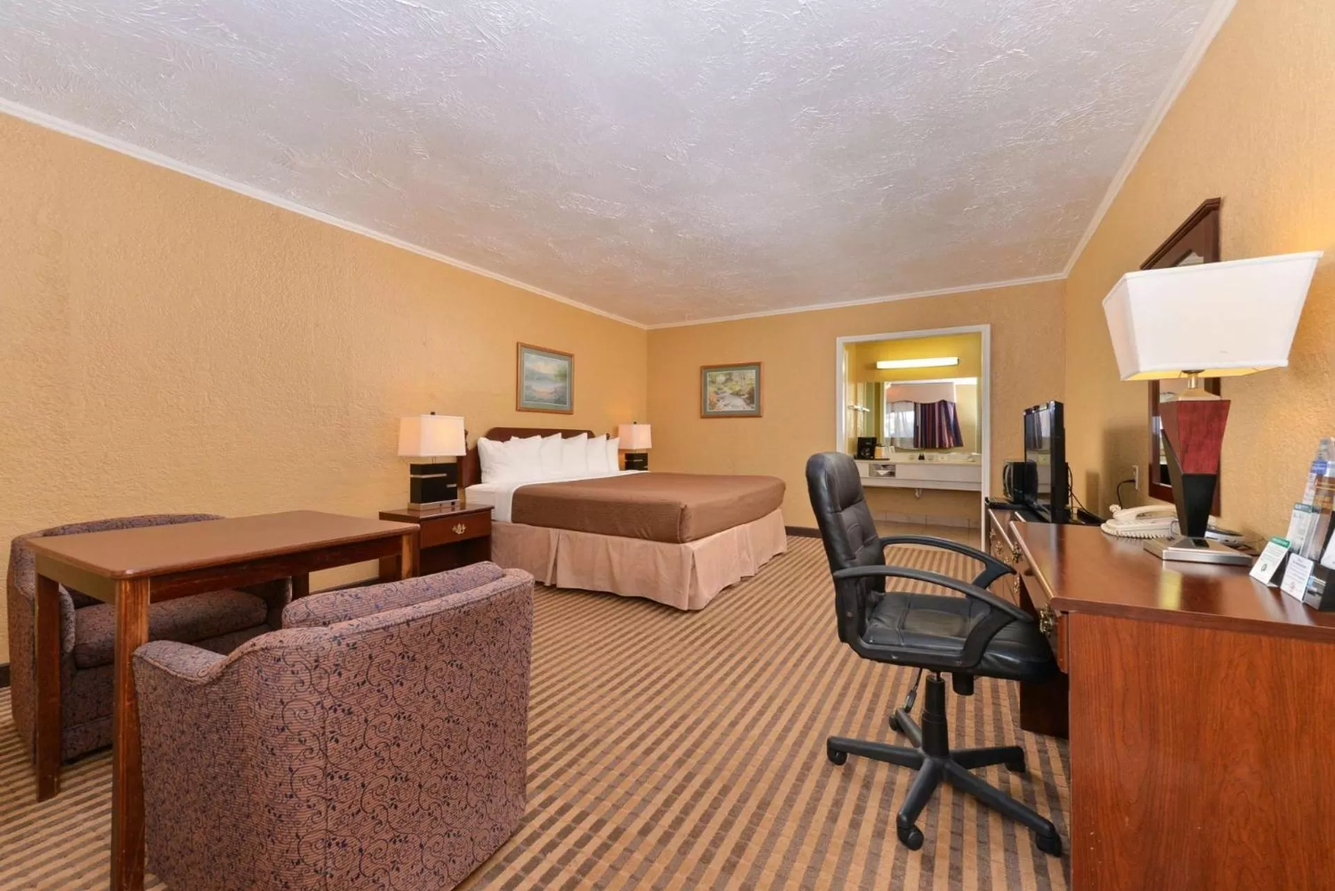 Deluxe Queen Room in Executive Plus Inn and Suites