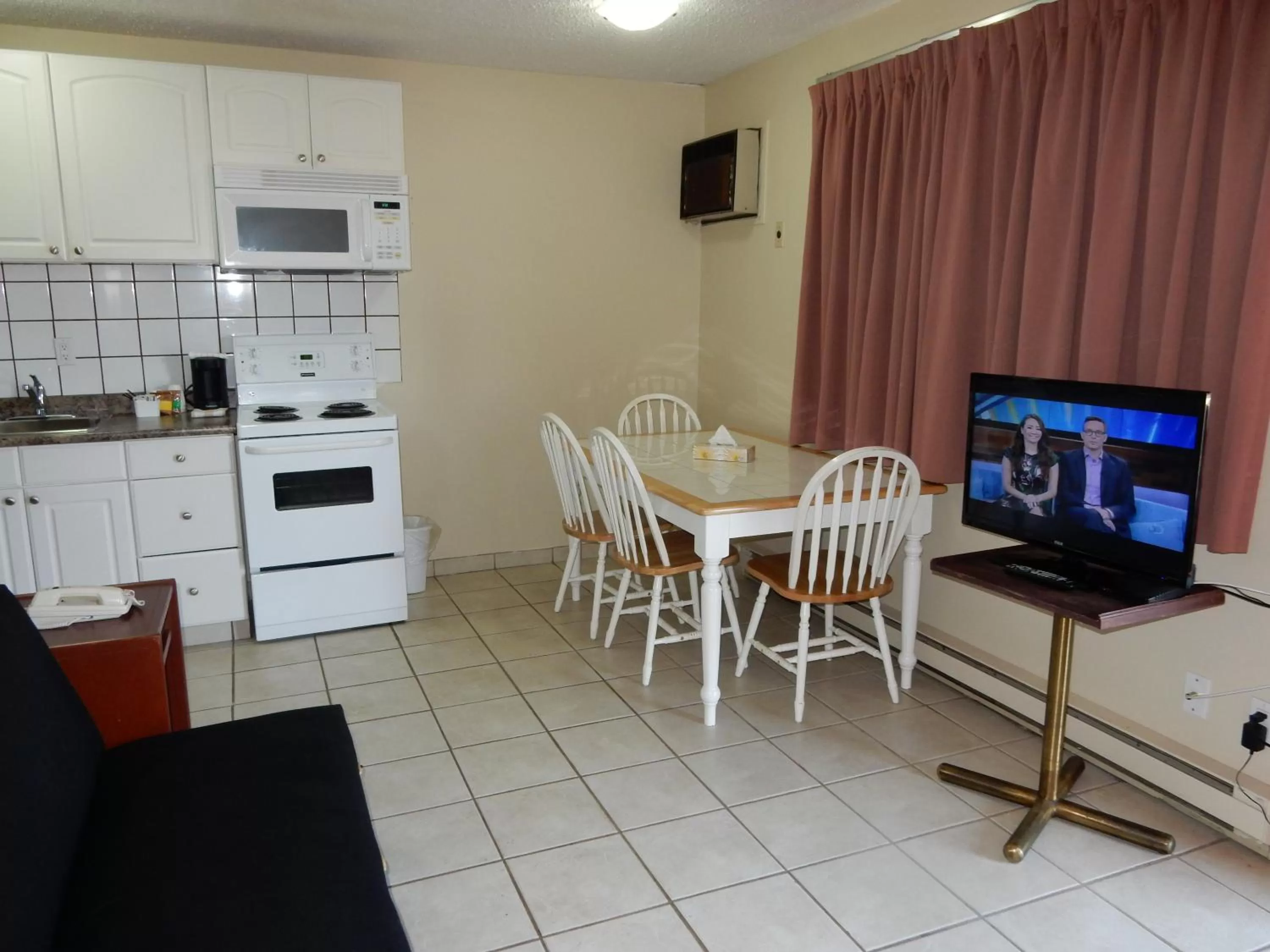 Queen Suite - Non-Smoking in Canadas Best Value Inn & Suites-Vernon