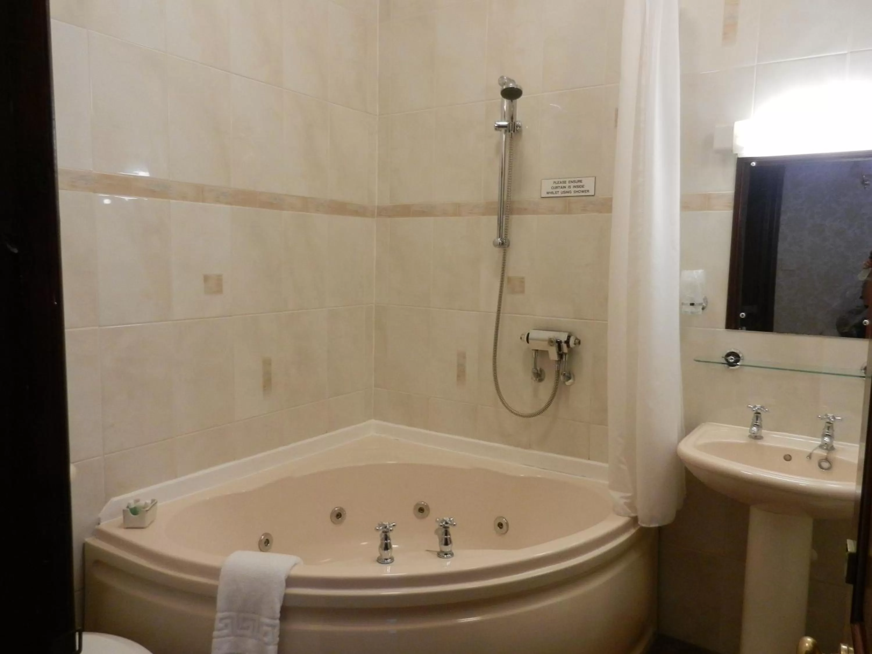 Superior Double Room with Bath in Morangie Hotel Tain