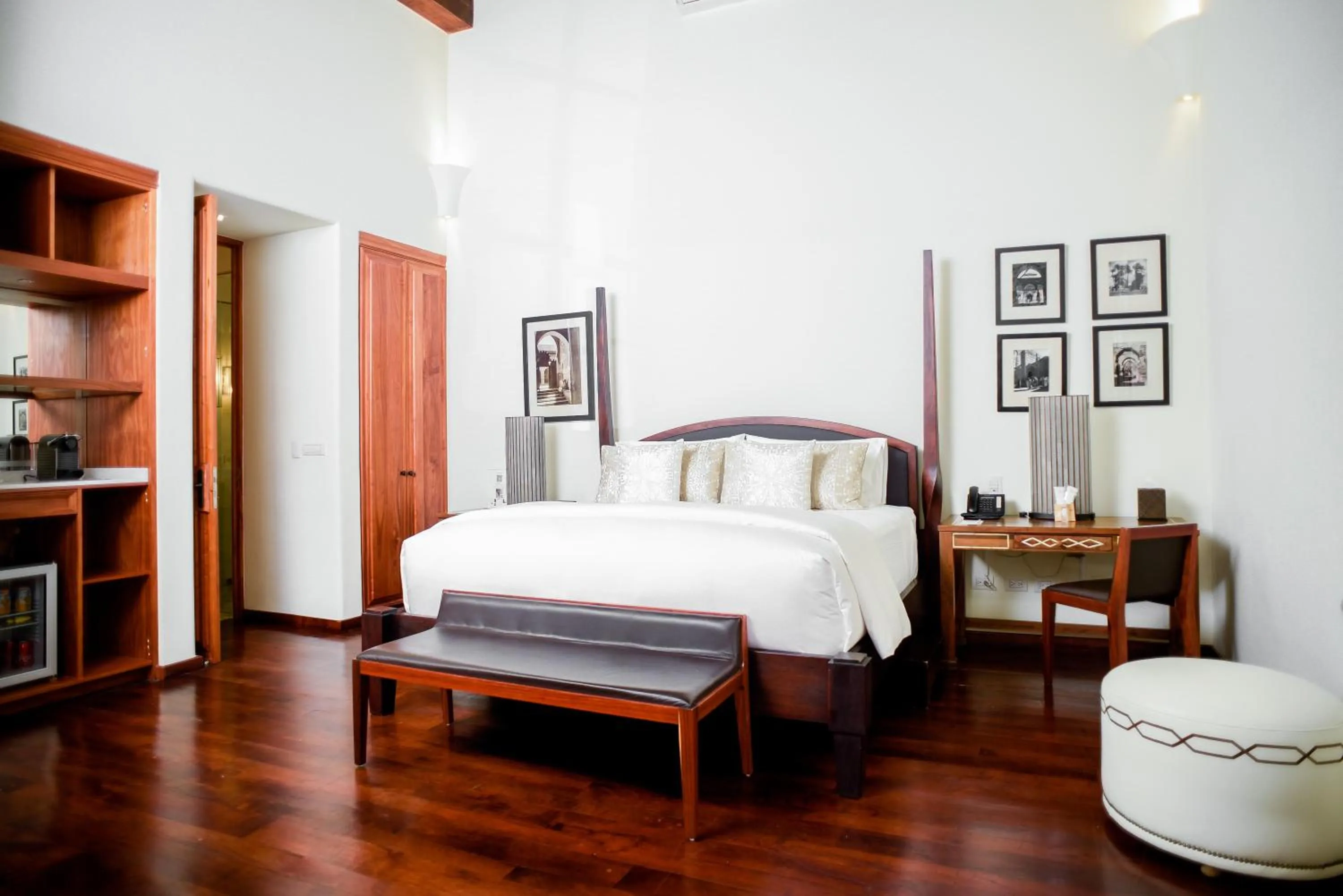 Deluxe King Room in HOTEL CASA BLANCA 7