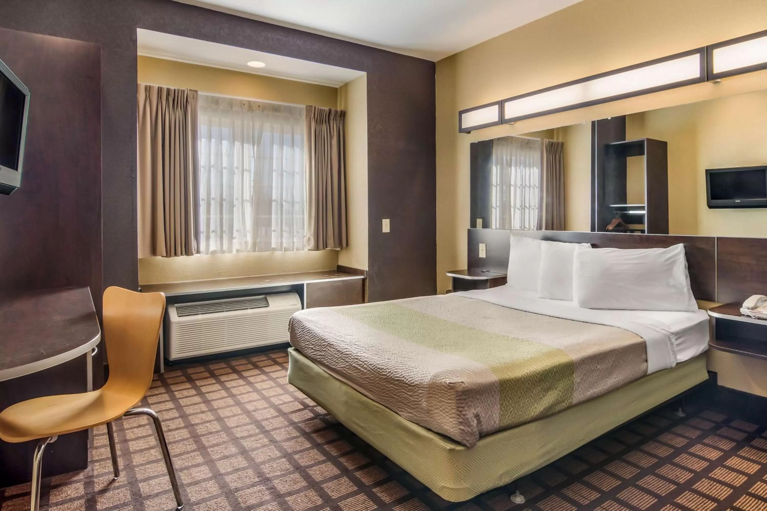 Deluxe Queen Room - Non-Smoking in Motel 6-Canton, GA